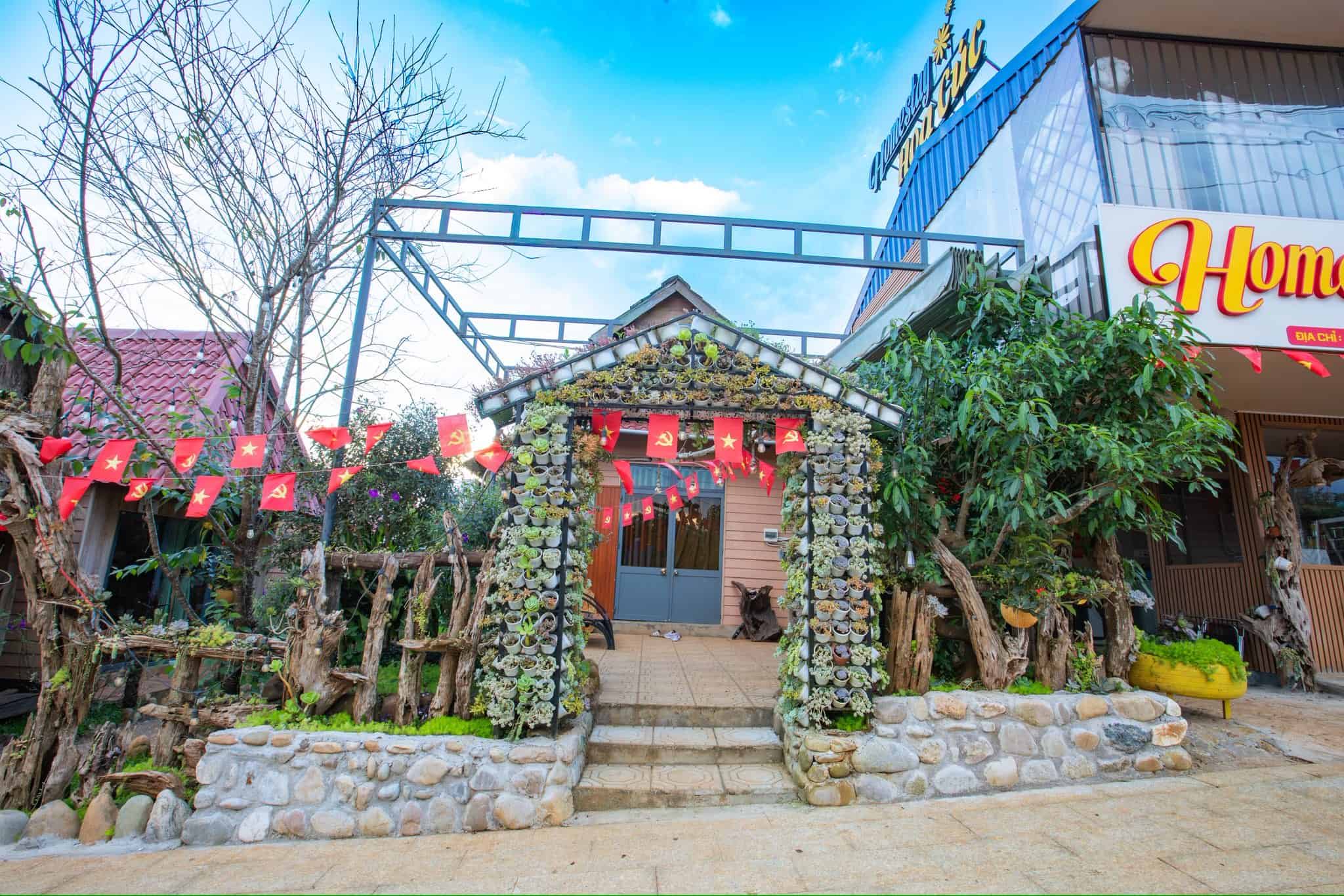 homestay Măng Đen cổng homestay hoa cúc