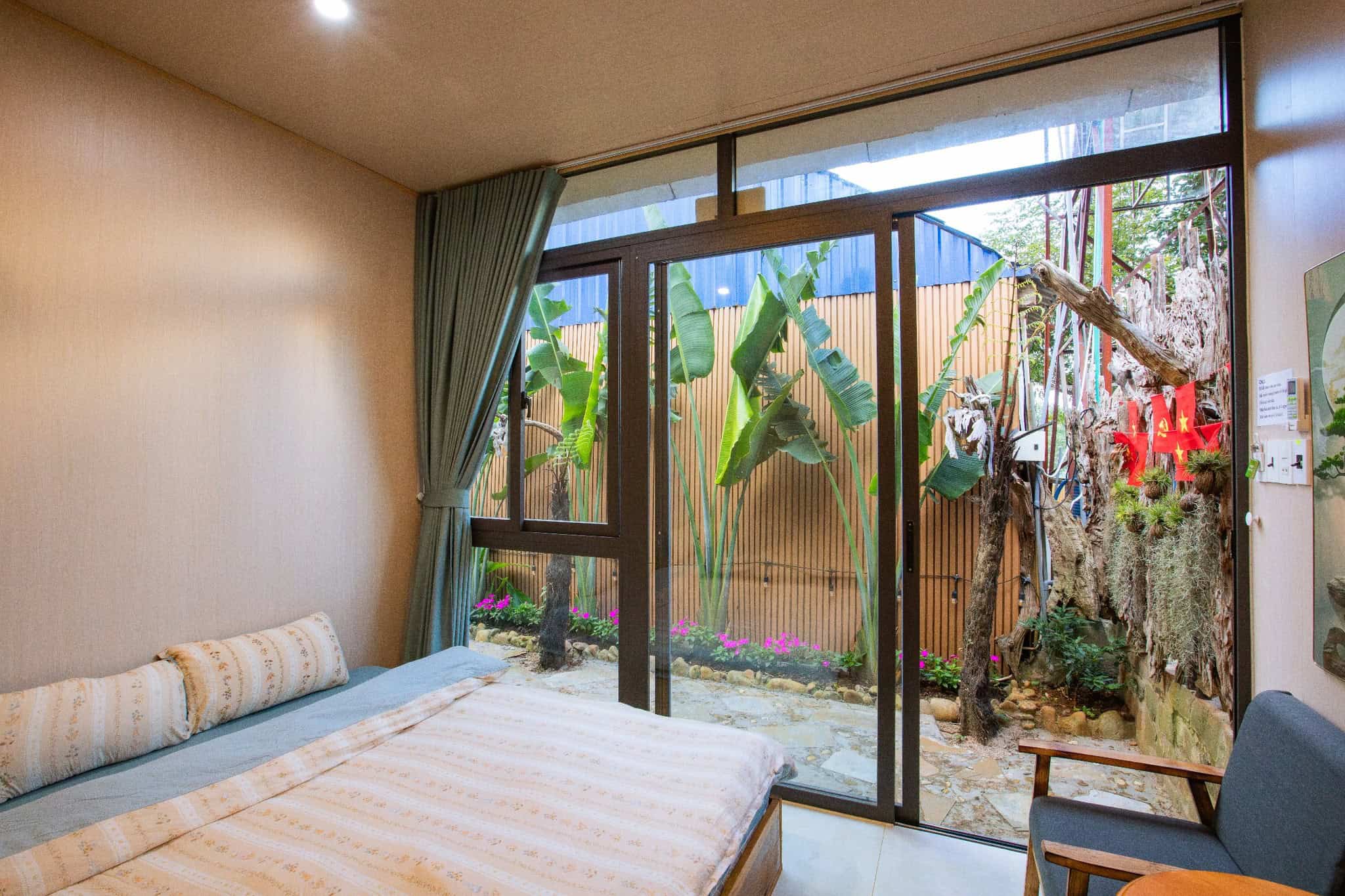 homestay Măng Đen góc khoảng trời thoáng từ phòng ngủ nhin ra homestay hoa cúc
