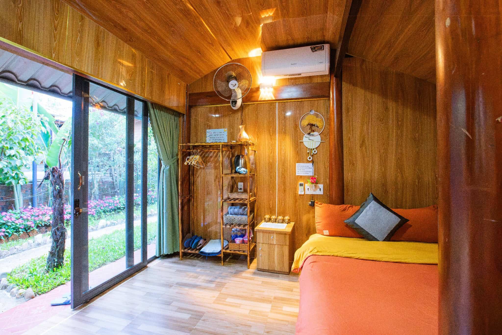 homestay Măng Đen góc kệ sách homestay hoa cúc