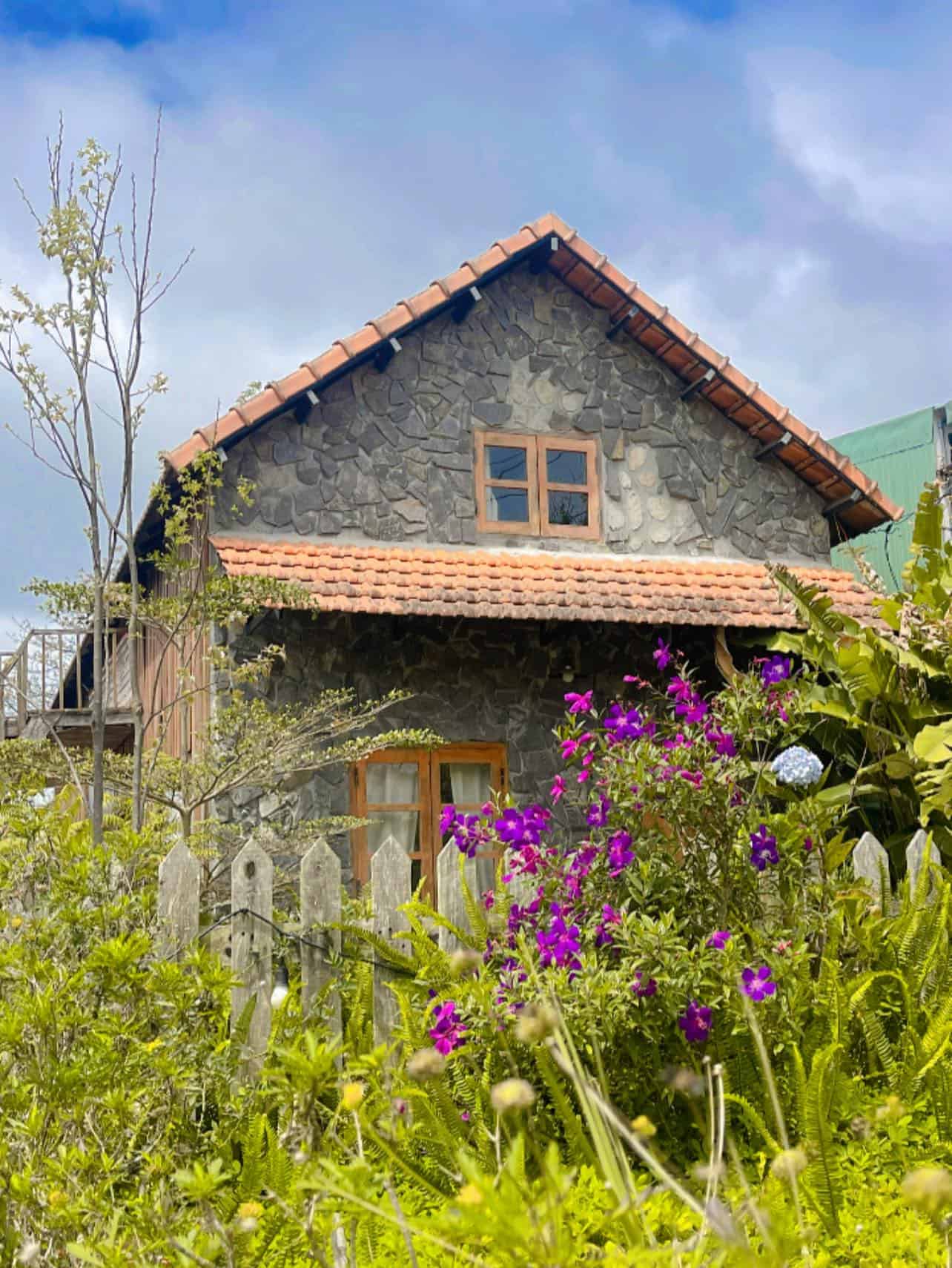 homestay Măng Đen hàng rào với nhiều hoa trước cổng Pinky Moon homestay
