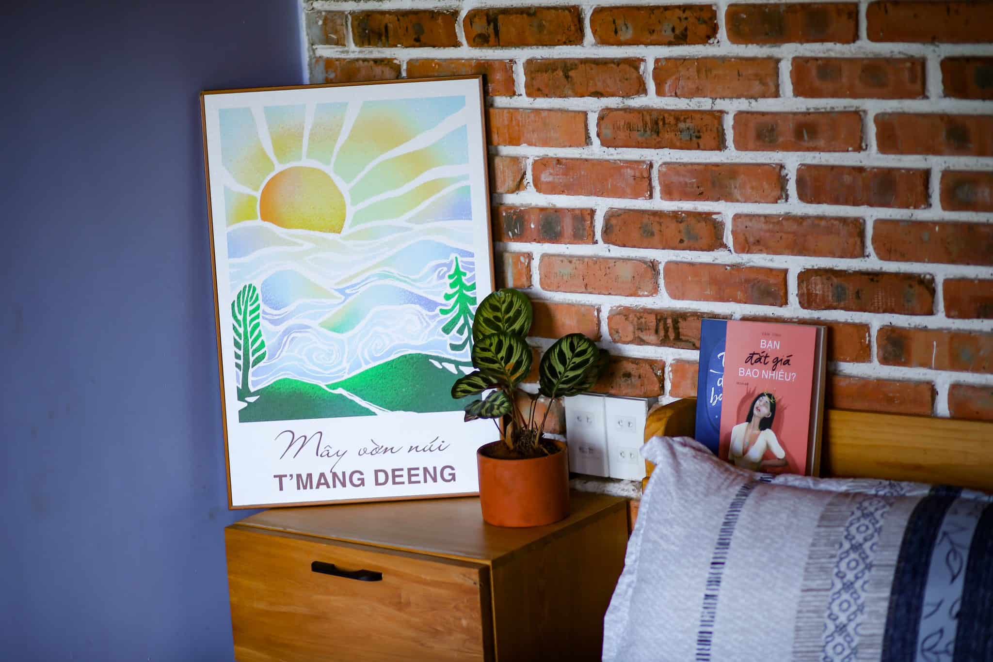 homestay Măng Đen ảnh và sách, hoa trang trí đầu giường Pinky Moon homestay