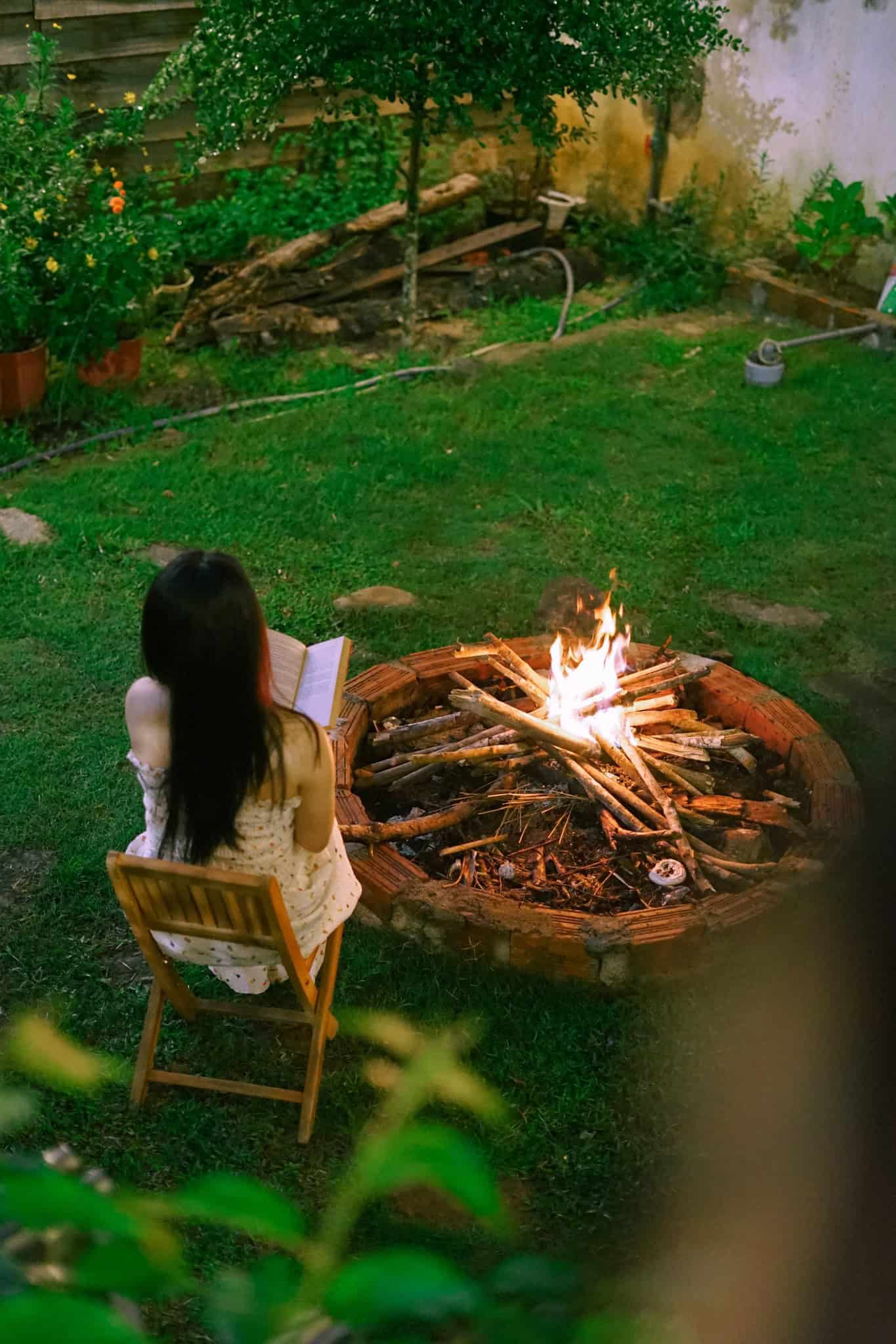 homestay Măng Đen hình ảnh cô gái đọc sách bên đống lửa trại lavender