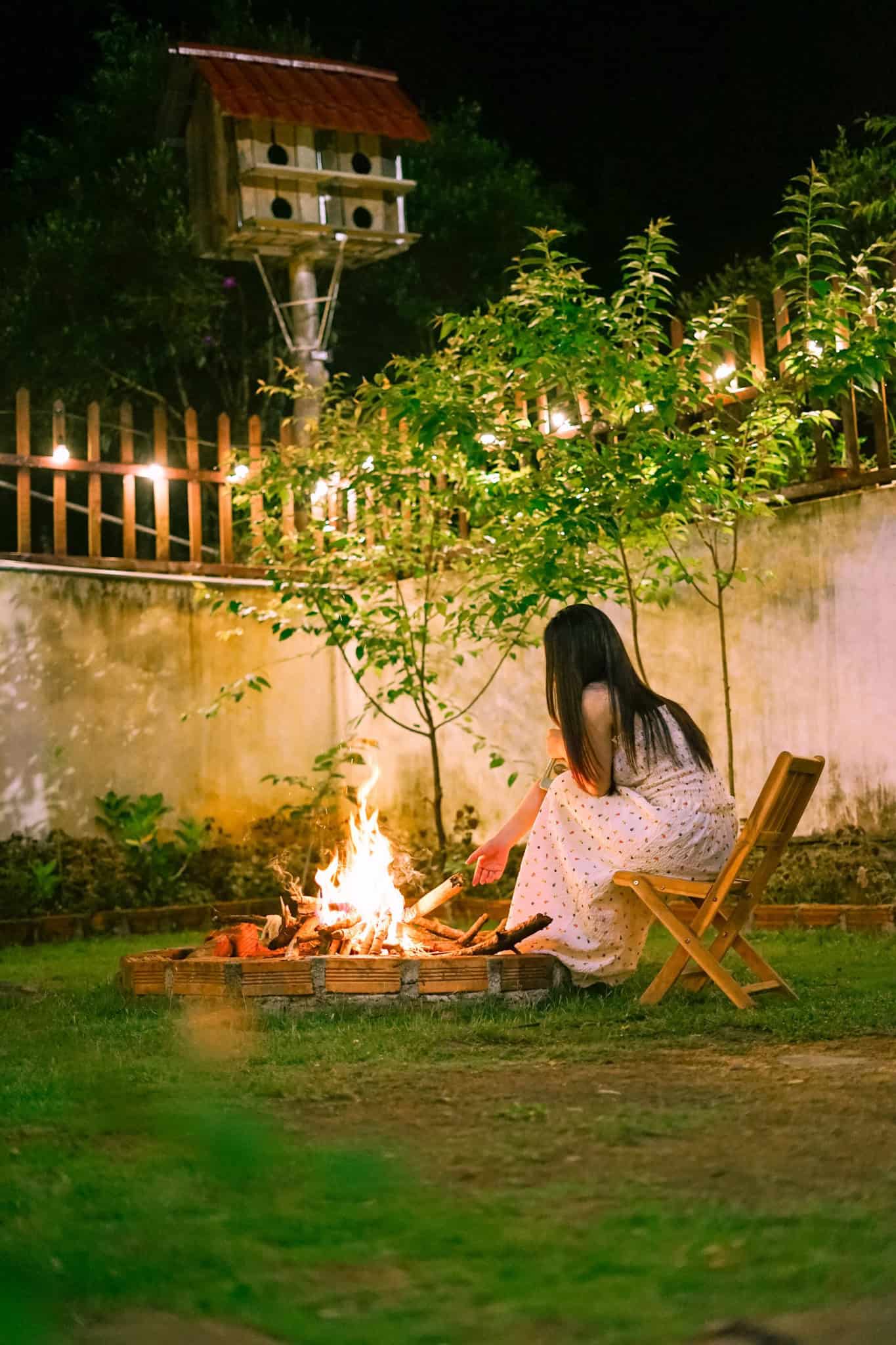 homestay Măng Đen cô gái ngồi chill bên lửa trại lavender