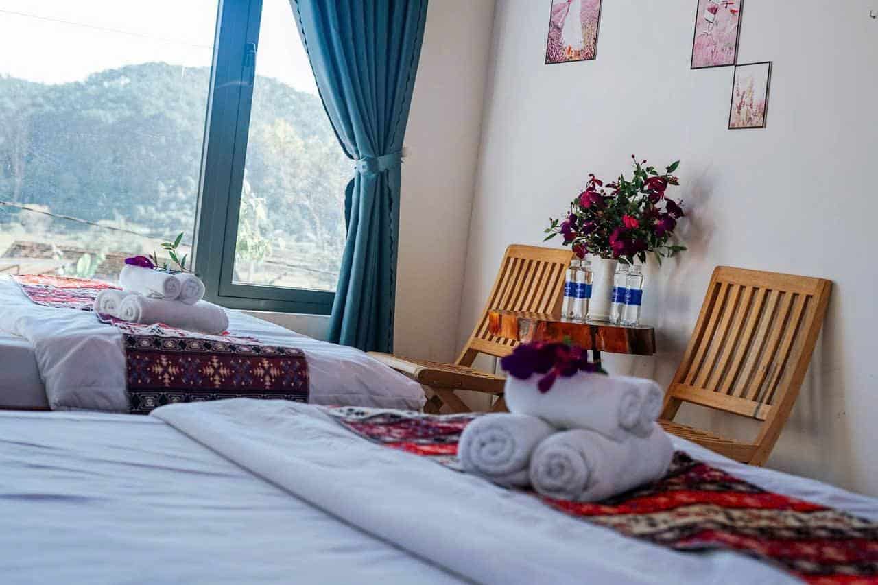 homestay Măng Đen trang trí giường, khăn lavender