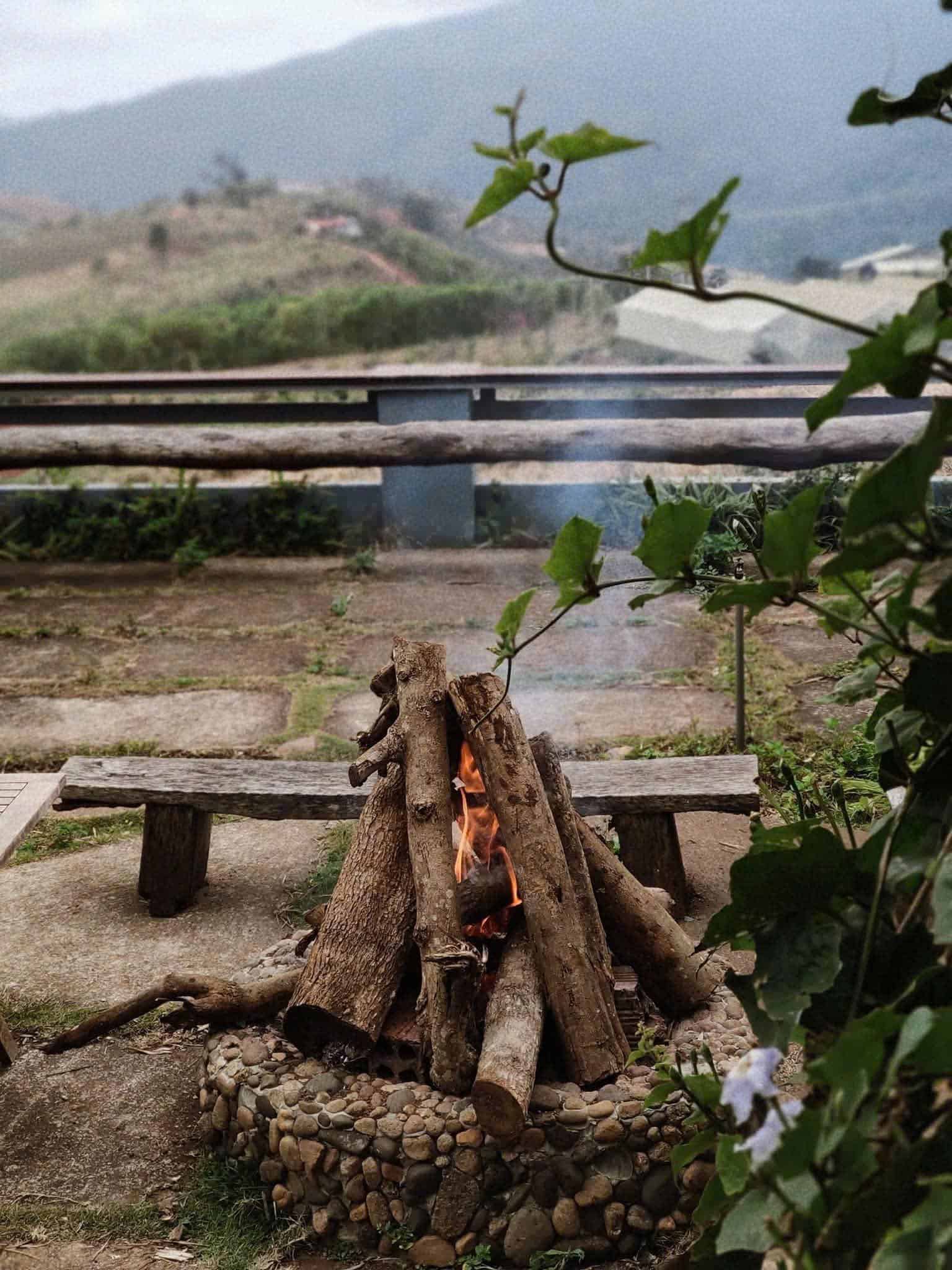 homestay Mang Den có lửa trại