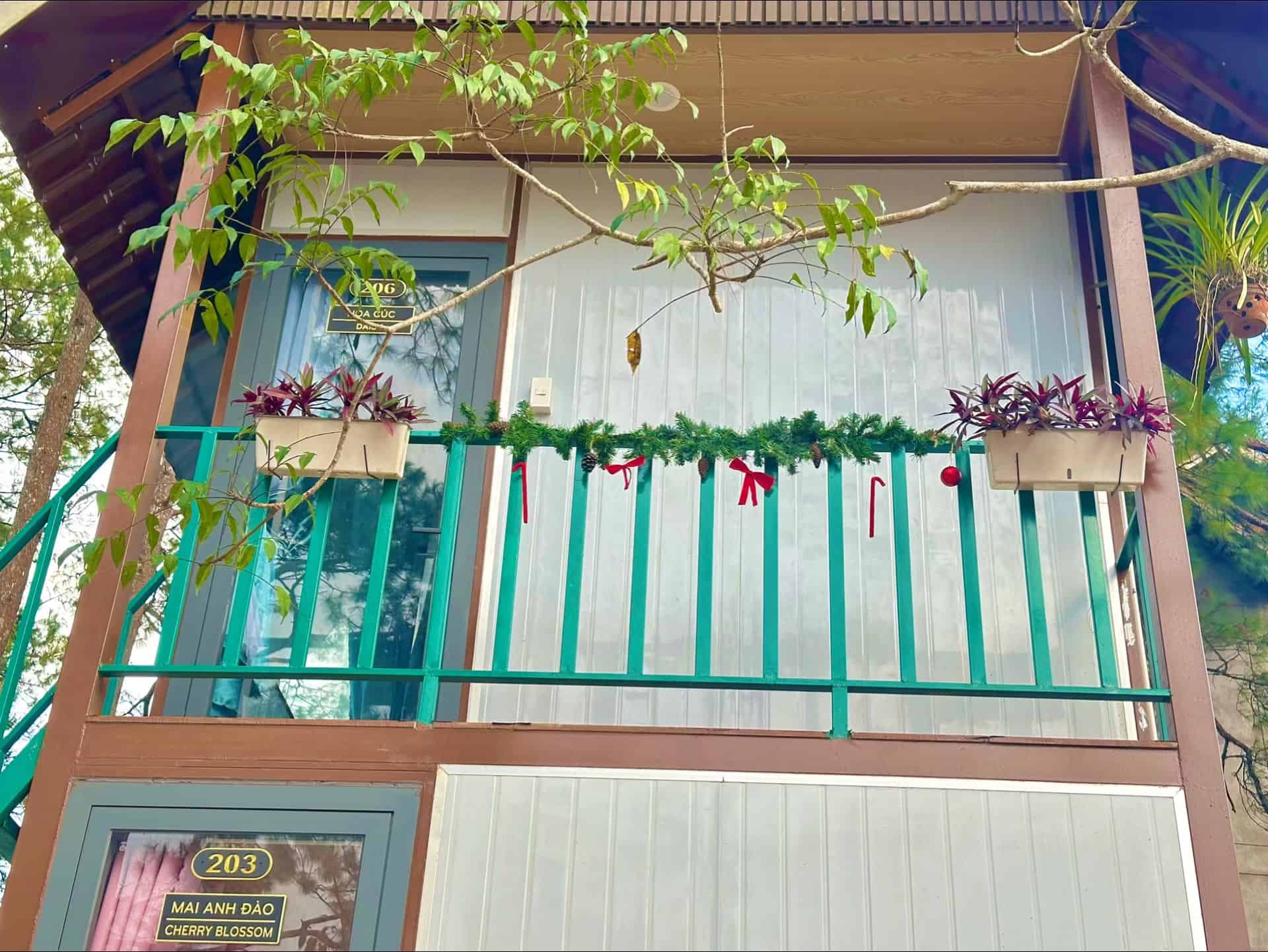 homestay Măng Đen góc ban công trước cửa phòng xinh xắn homestay Thalia