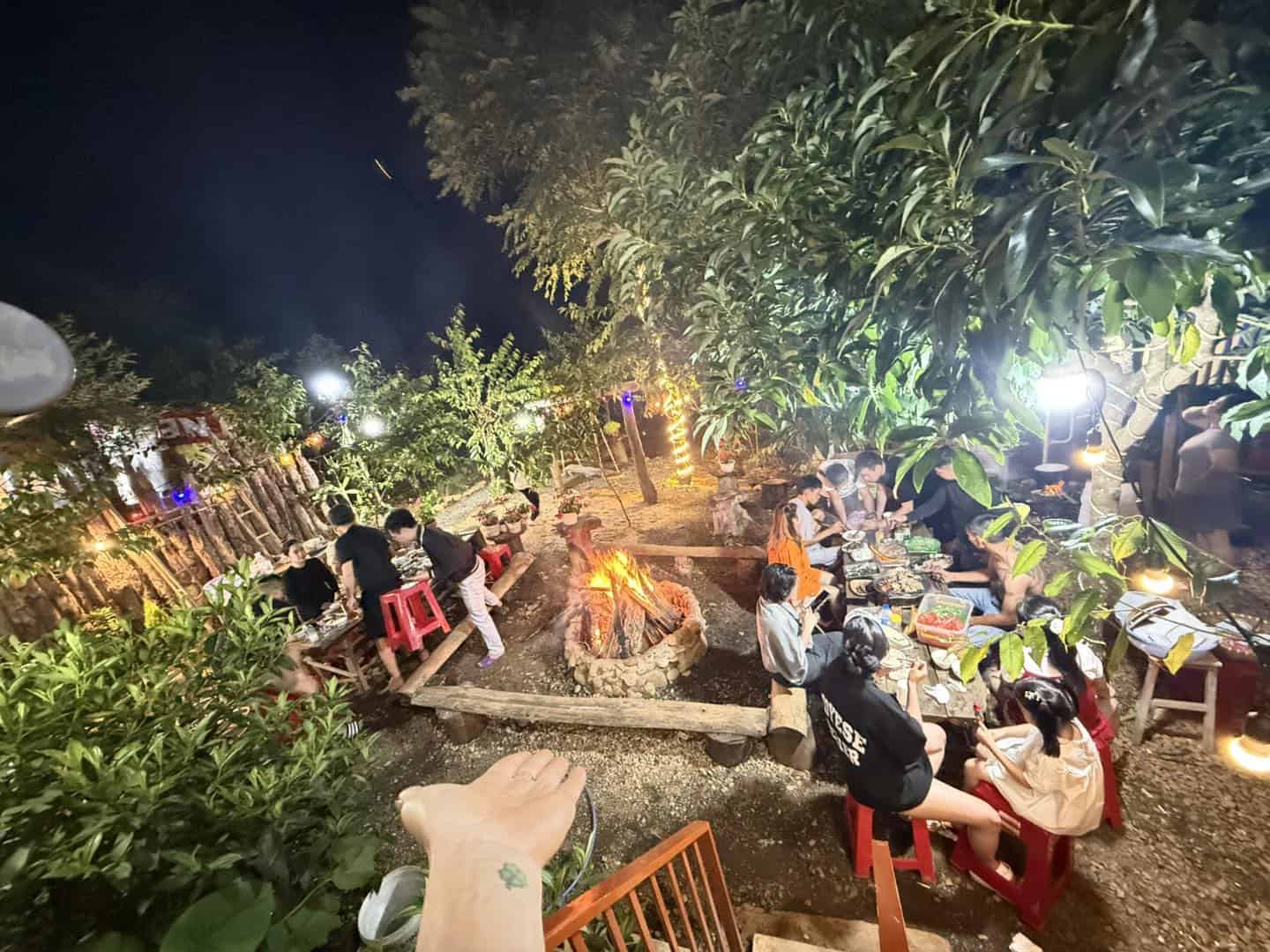 homestay Mang Den có lửa trại