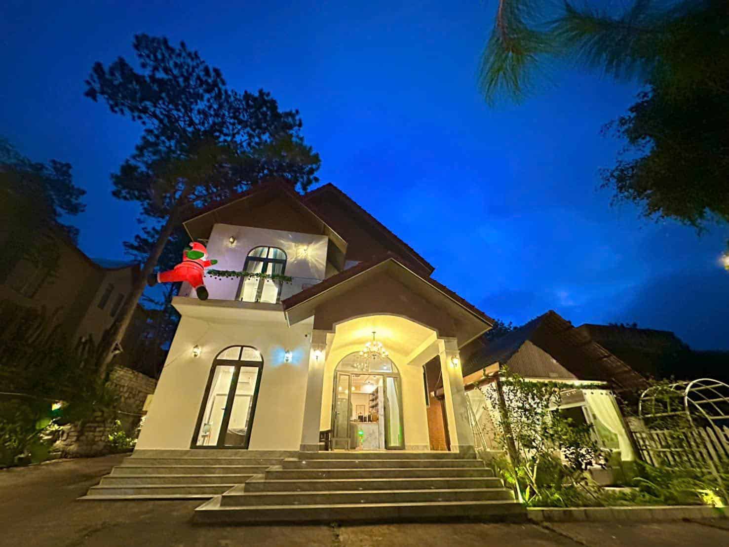 homestay Măng Đen toàn cảnh home trang trí dễ thương với ông già noel homestay Thalia