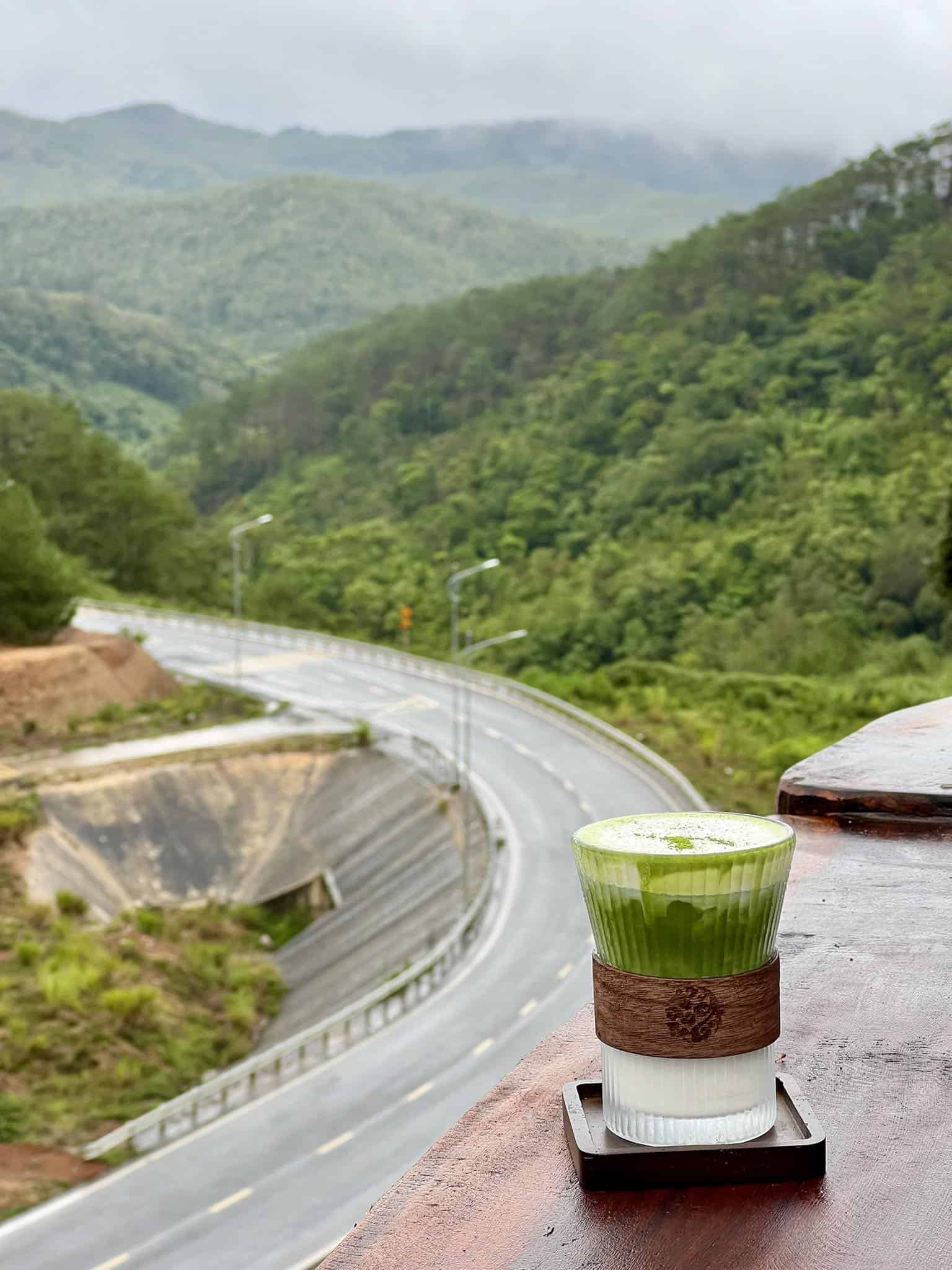 homestay Mang Den góc cafe nhìn ra đường đèo của homestay Son