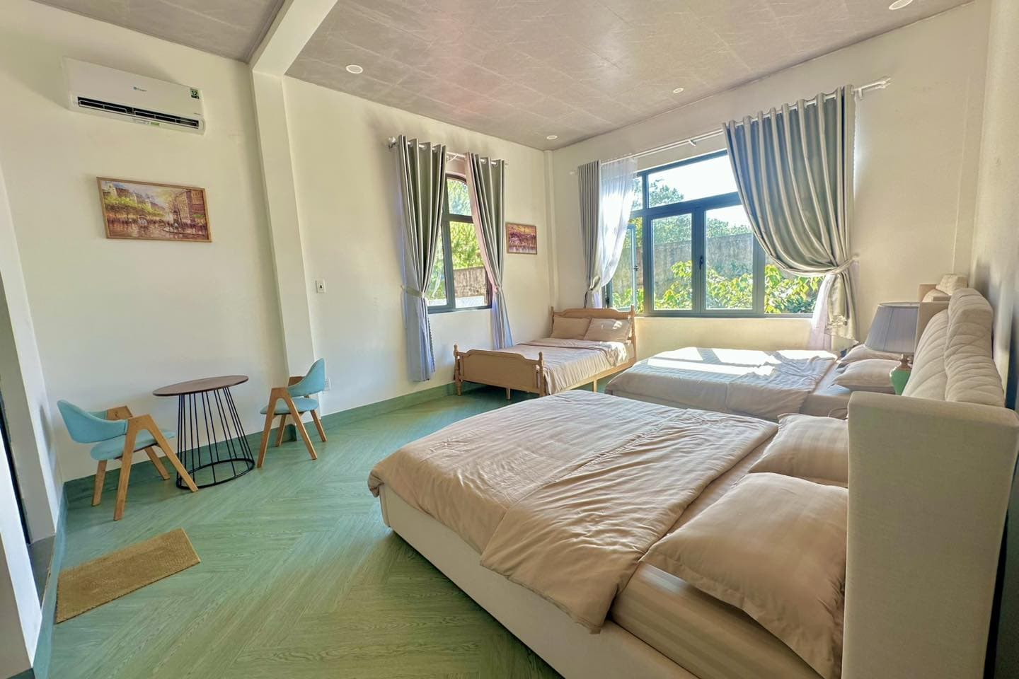 homestay Măng Đen phòng gia đình trang trí đơn giản nhưng ấm áp homestay Thalia