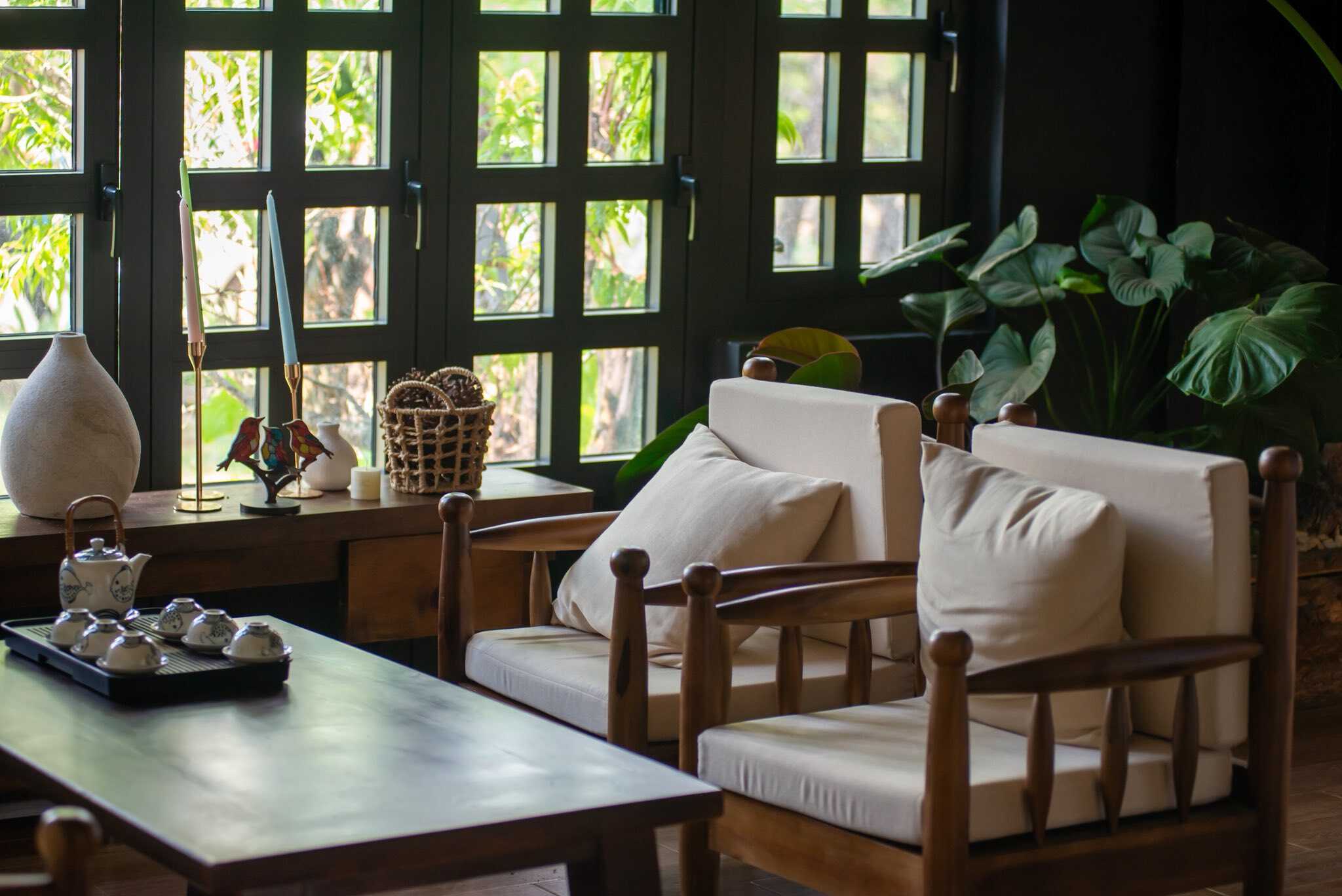 homestay Măng Đen bộ bàn ghế gỗ ngồi uống trà trong Du Yên homestay