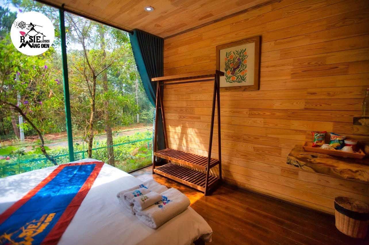 homestay Măng Đen phòng ngủ có view sân vườn, trần tường ốp gỗ, kệ gỗ Rosie homestay