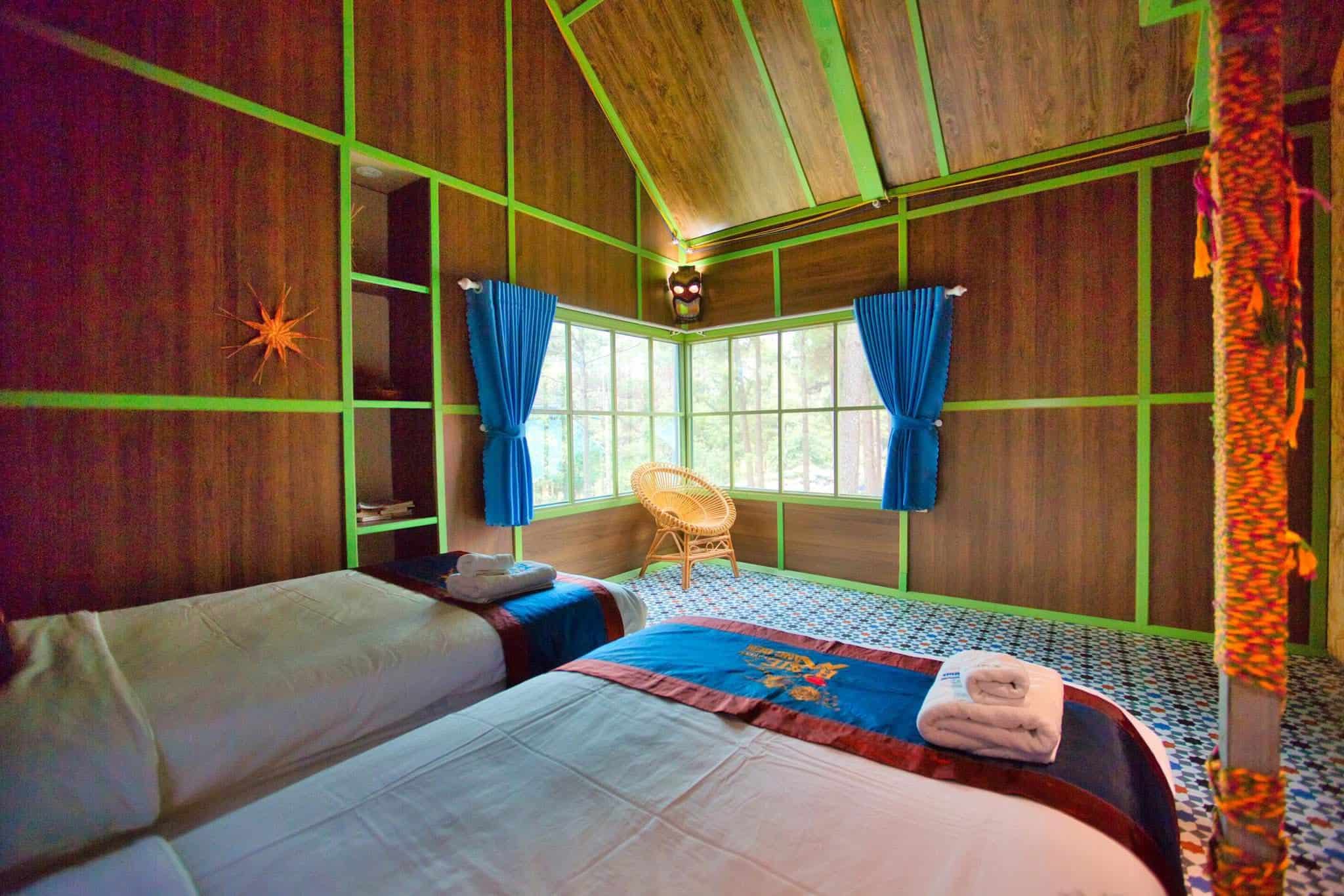 homestay Măng Đen trang trí phòng ngủ màu sắc