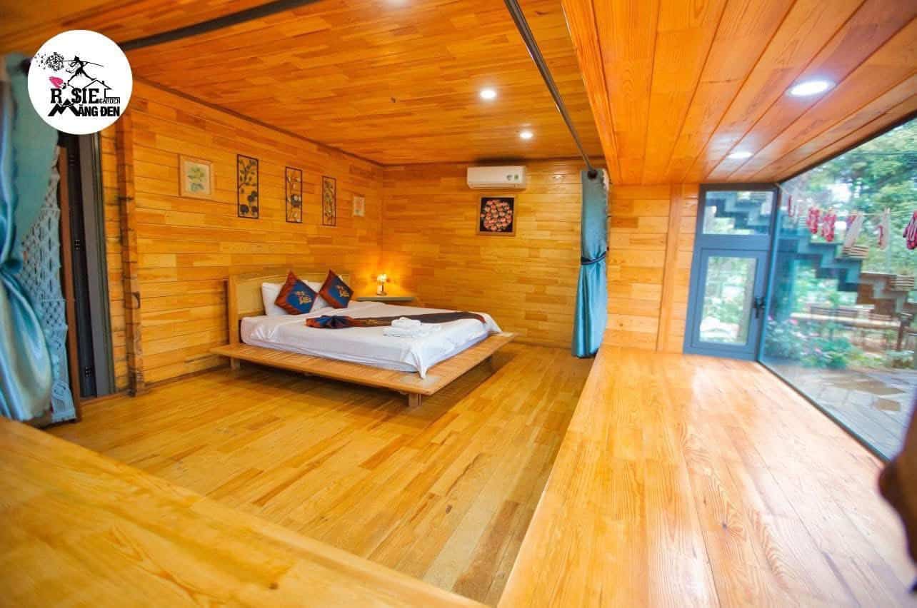 homestay Măng Đen phòng ngủ ốp toàn bộ gỗ với cửa kính nhìn ra view vườn ở Rosie homestay
