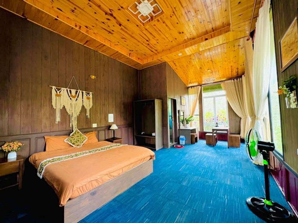 homestay mang den phòng ngủ nhiều màu sắc view rừng Henisi Homestay