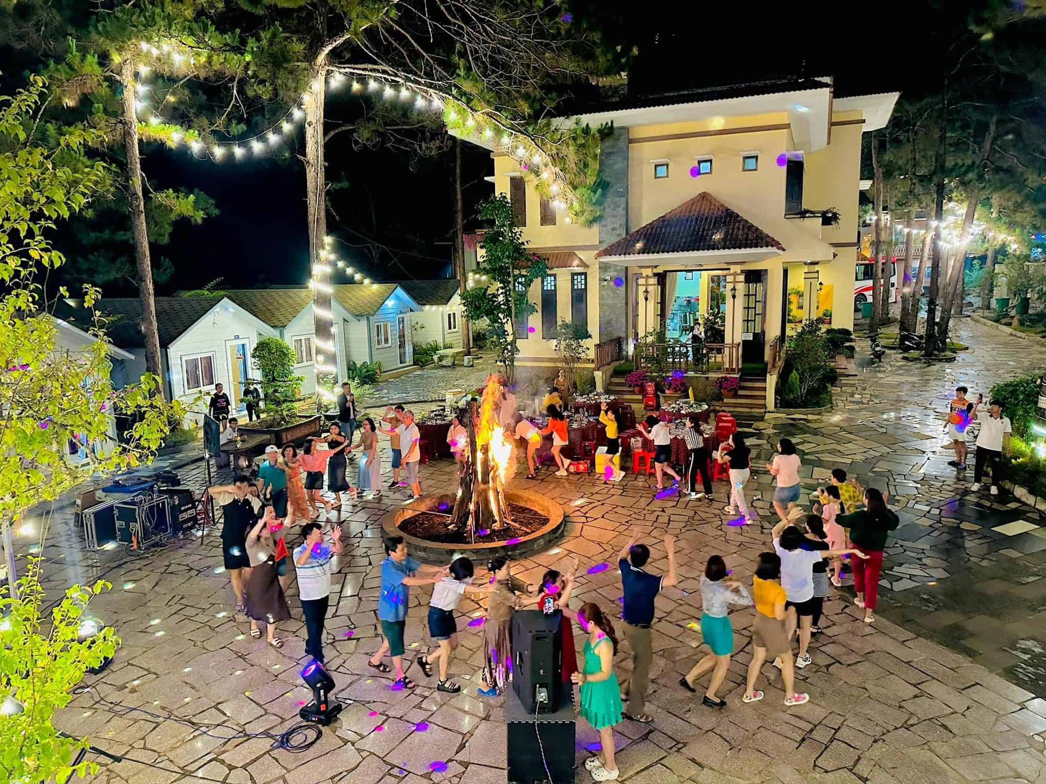 homestay mang den khách quây quần bên lửa trại ở Henisi Homestay