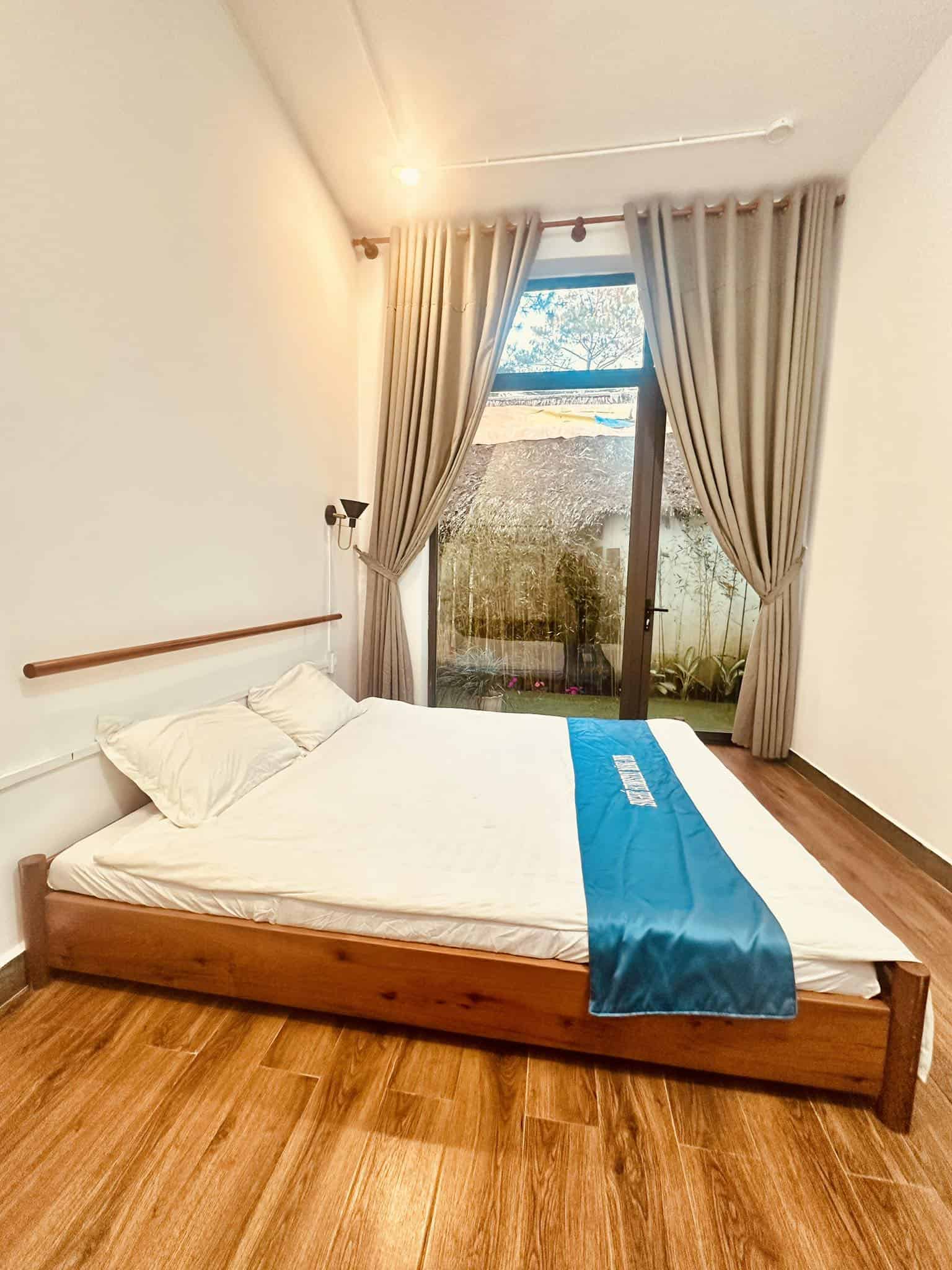 homestay mang den giường ngủ ngó ra view lối đi ra vườn ở SNghe homestay
