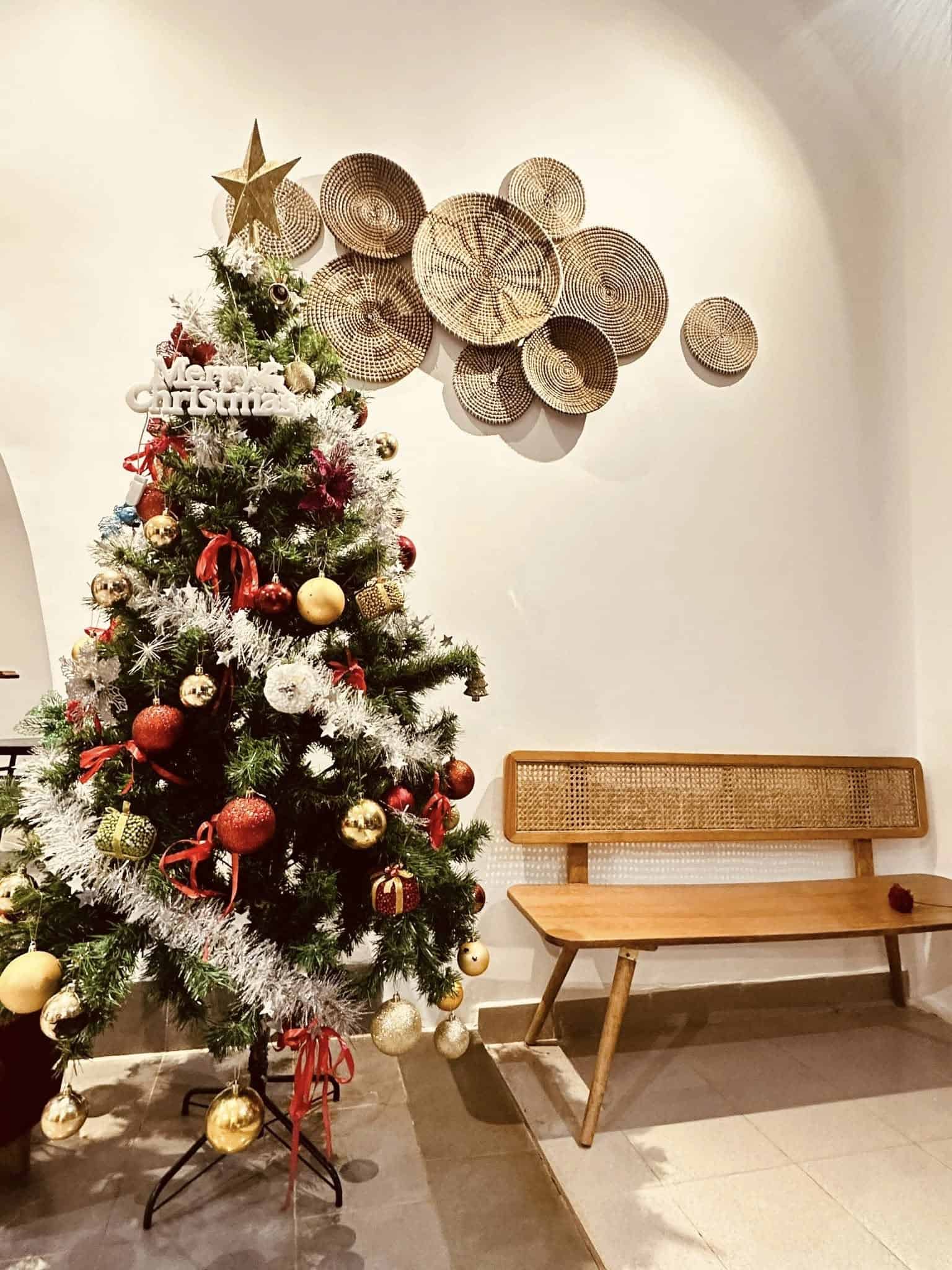 homestay mang den trang trí noel và ghế ngồi checkin ở SNghe homestay