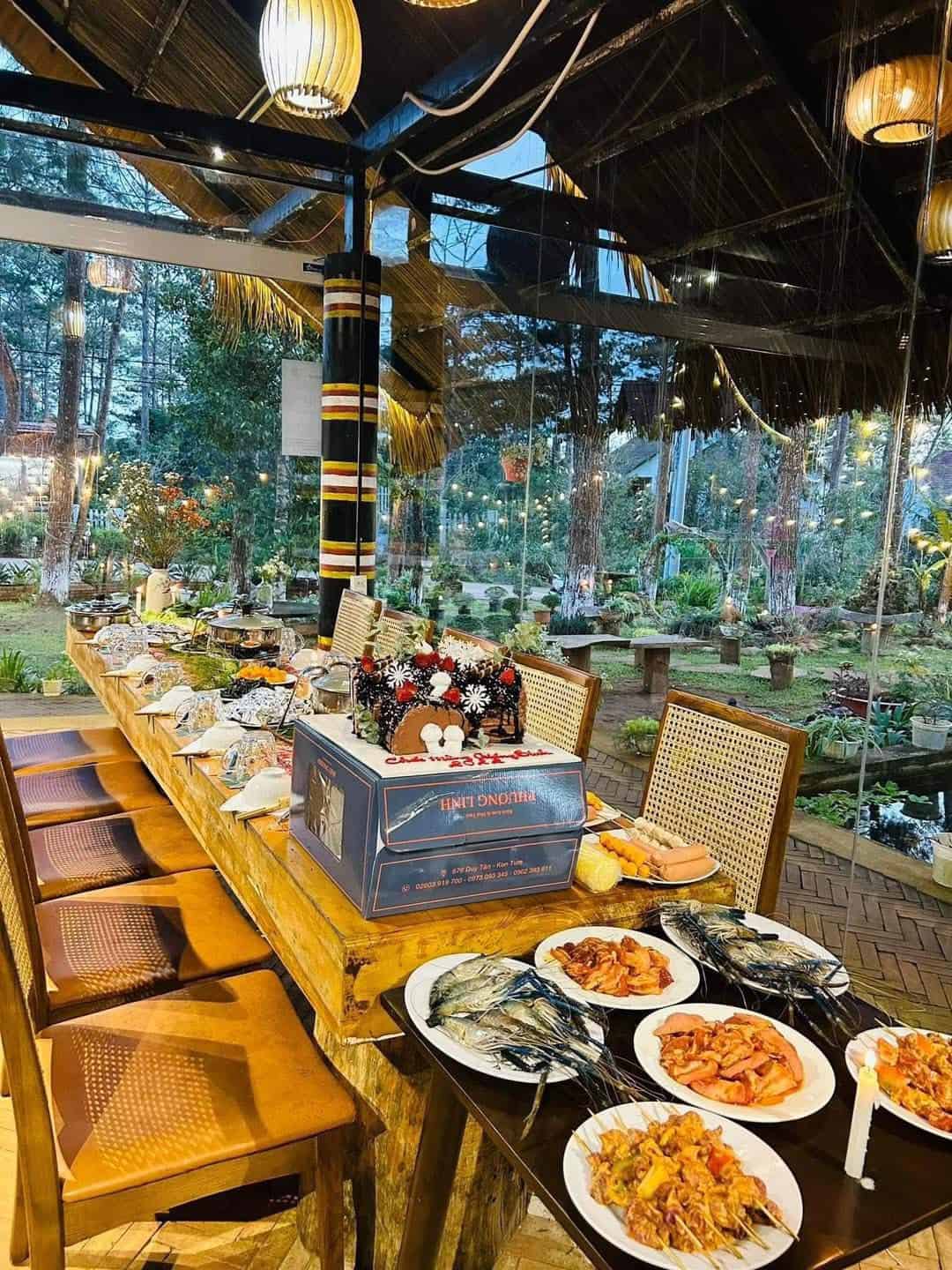 homestay mang den bày đồ ăn cho tiệc sinh nhật ở phòng ăn SNghe homestay