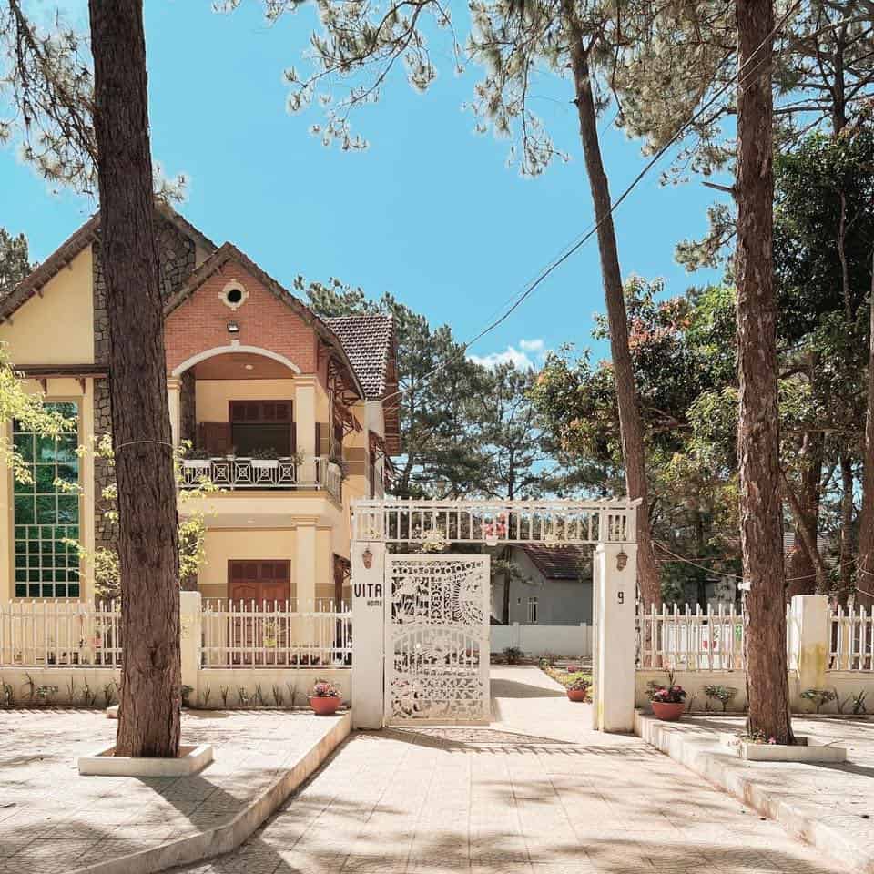 homestay mang den toàn bộ kiến trúc nhà nhìn từ ngoài đường vào vita homestay