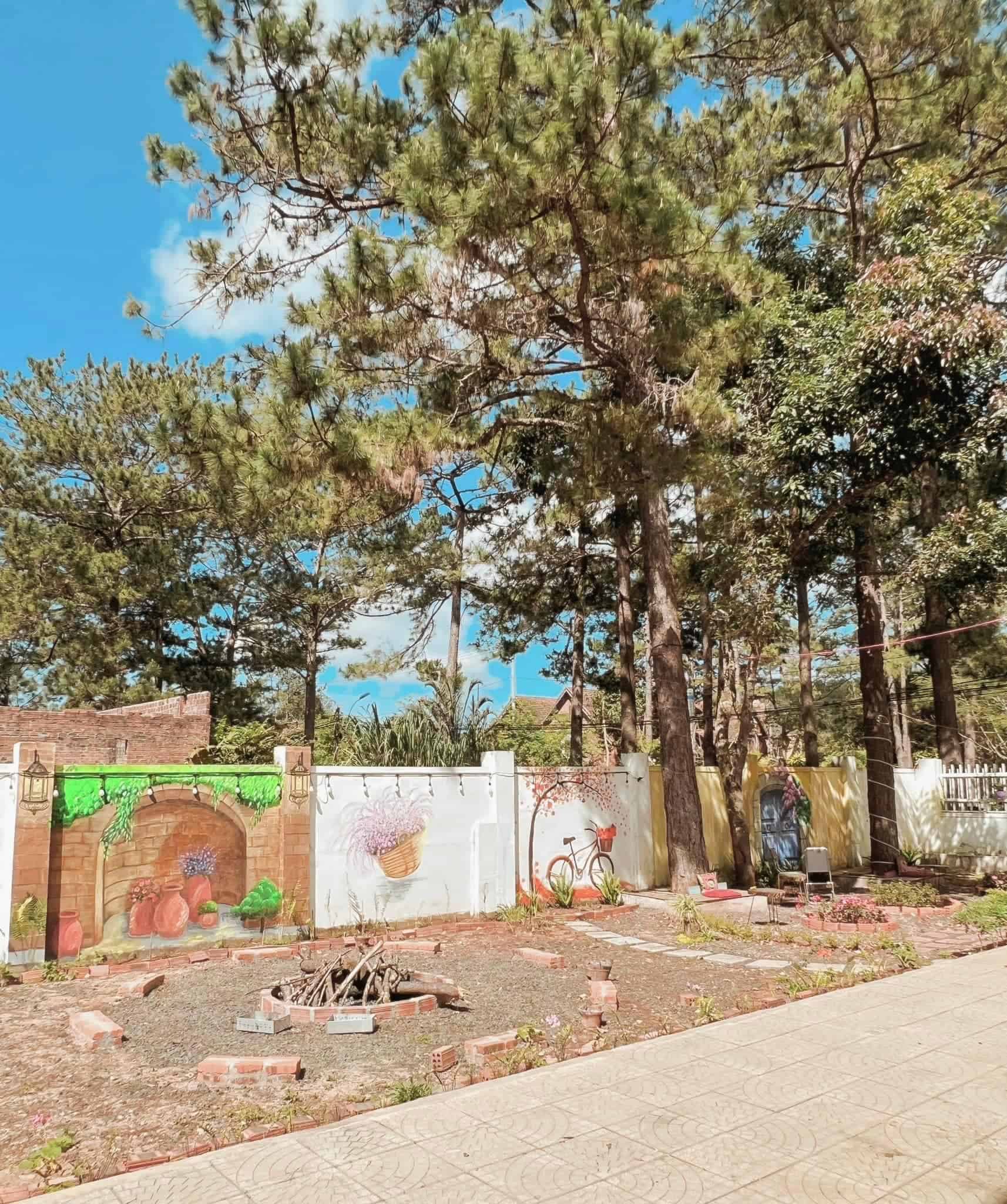 homestay mang den bên ngoài đường nhìn vào vita homestay