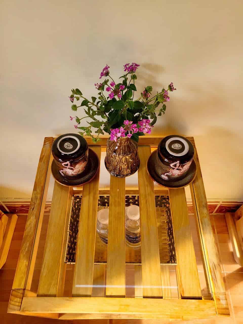 homestay mang den bộ bàn trà và ấm trà của vita homestay