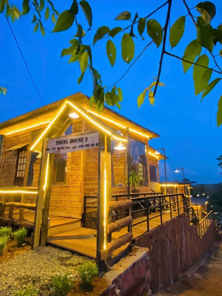 homestay măng đen góc nhìn vào cổng của thông house homestay