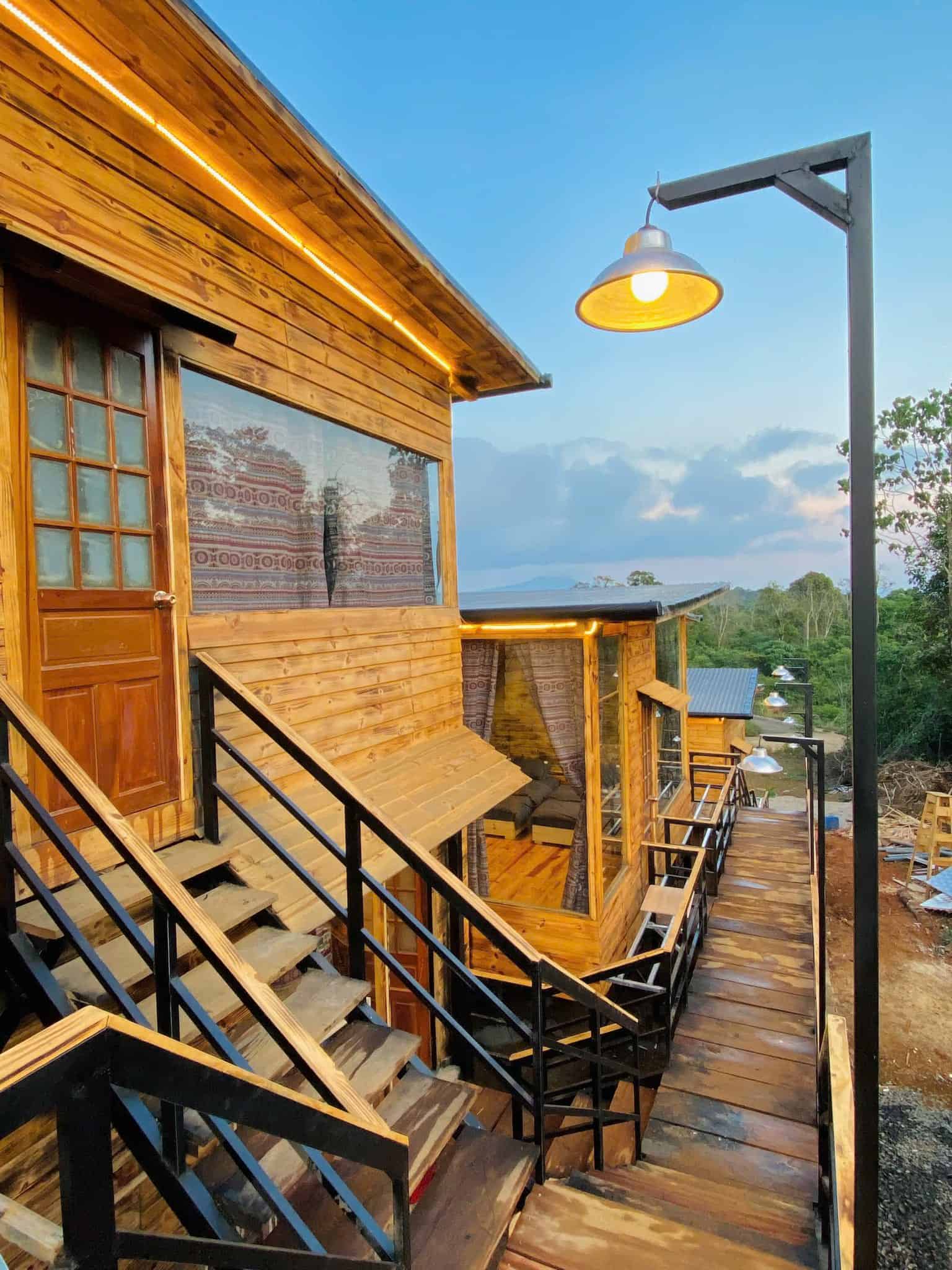 homestay măng đen lối đi lót gỗ ngắm núi rừng, mây thông house homestay