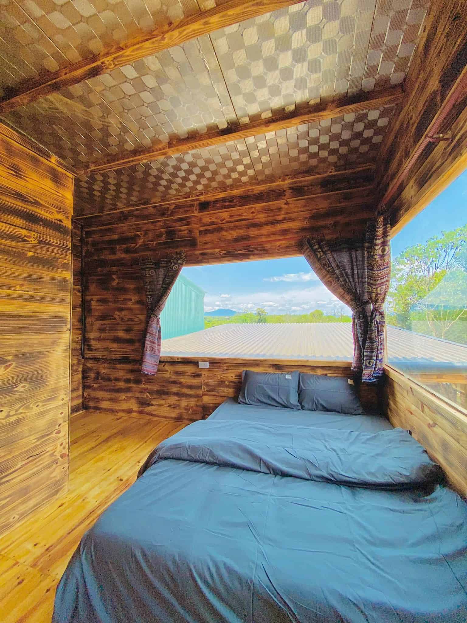 homestay măng đen giường ngủ dài, thoải mái ngắm view ốp gỗ thông house homestay