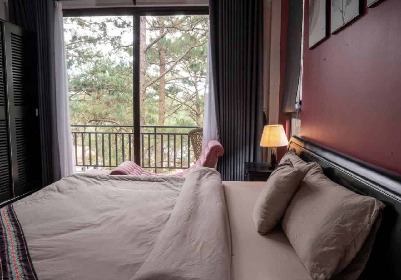 homestay mang den giường ngủ có cửa kính nhìn ra view rừng thông Eva Homestay