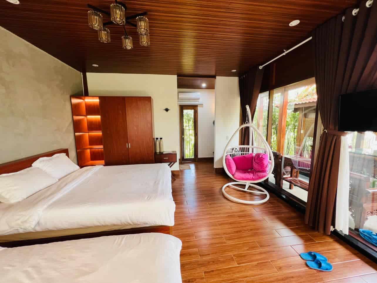 homestay Măng Đen góc trang trí ghế treo trong phòng ngủ đôi với sàn nhà, trần nhà ốp gỗ vườn trà homestay