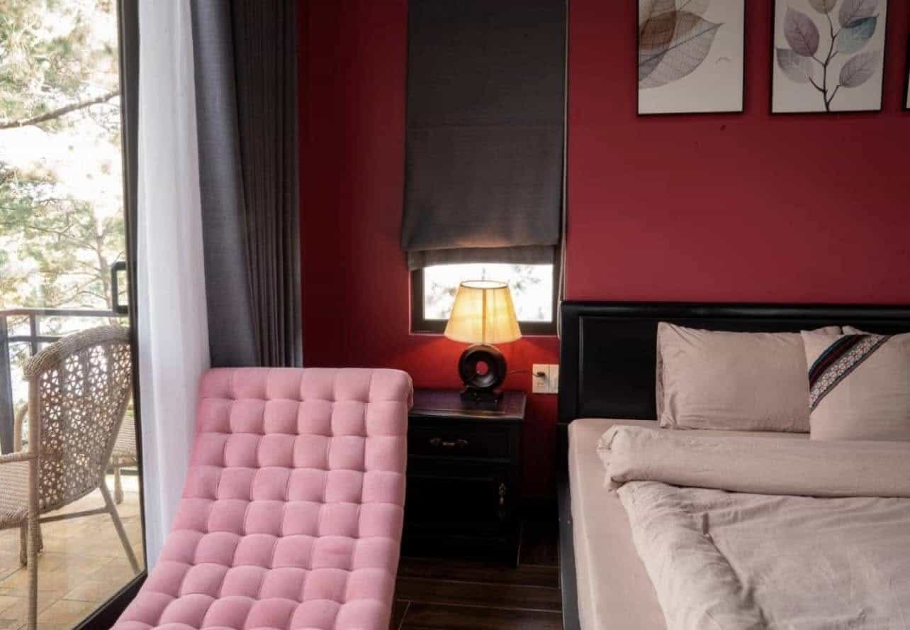 homestay mang den phòng ngủ trang trí ghế dựa màu hồng Eva Homestay