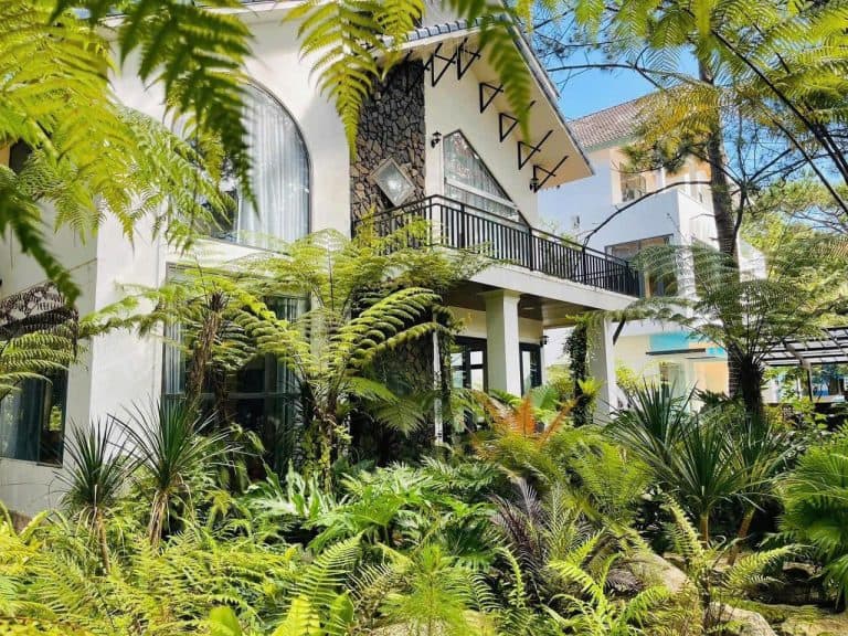 homestay mang den nhiều hoa trước homestay