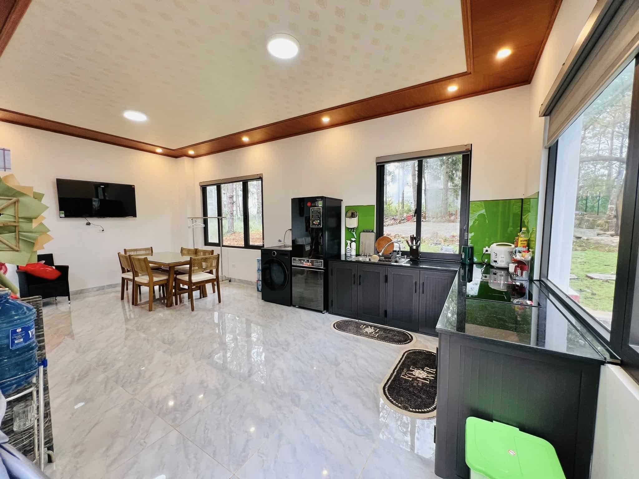 homestay mang den bếp và bàn ăn bằng gỗ ở Măng Đen Romantic Homestay