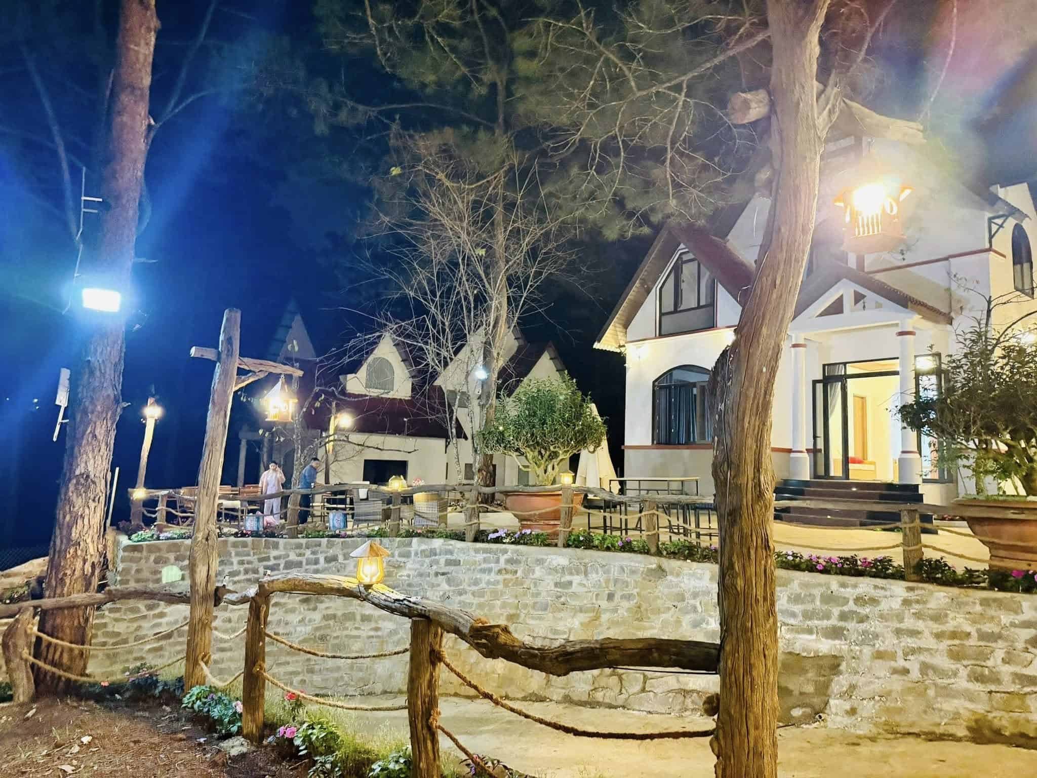 homestay mang den góc nhìn nhiều gỗ, cây, hoa trang trí ở Măng Đen Romantic Homestay