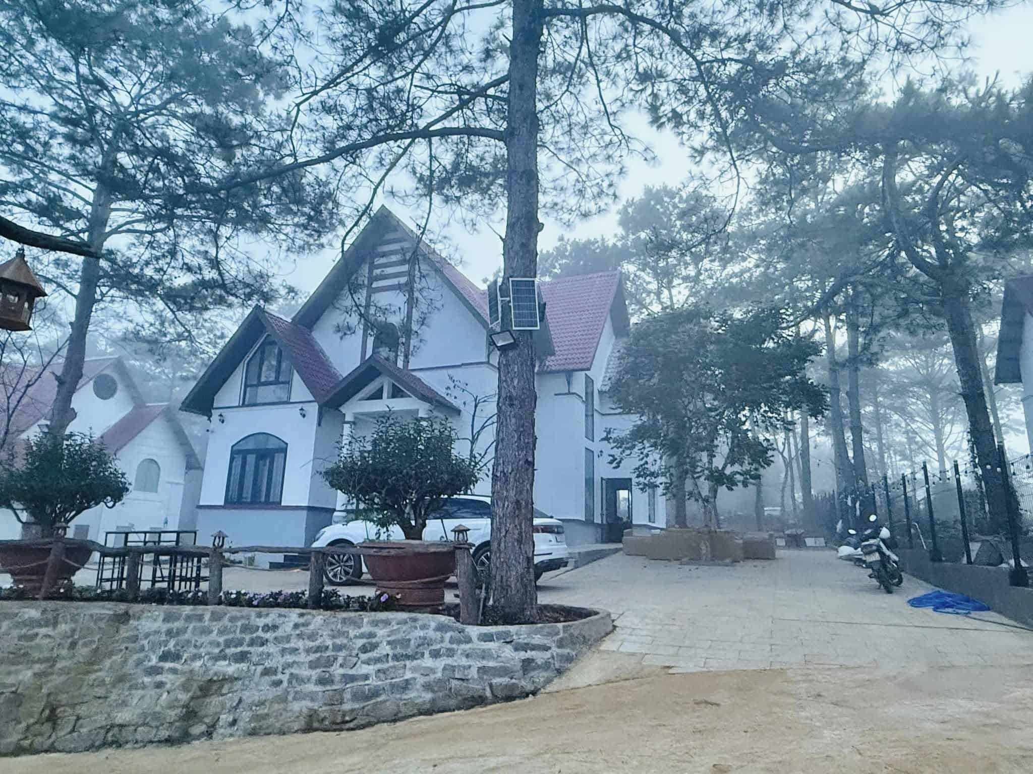 homestay mang den trong sương mù và rừng thông, có bãi đồ xe ở Măng Đen Romantic Homestay