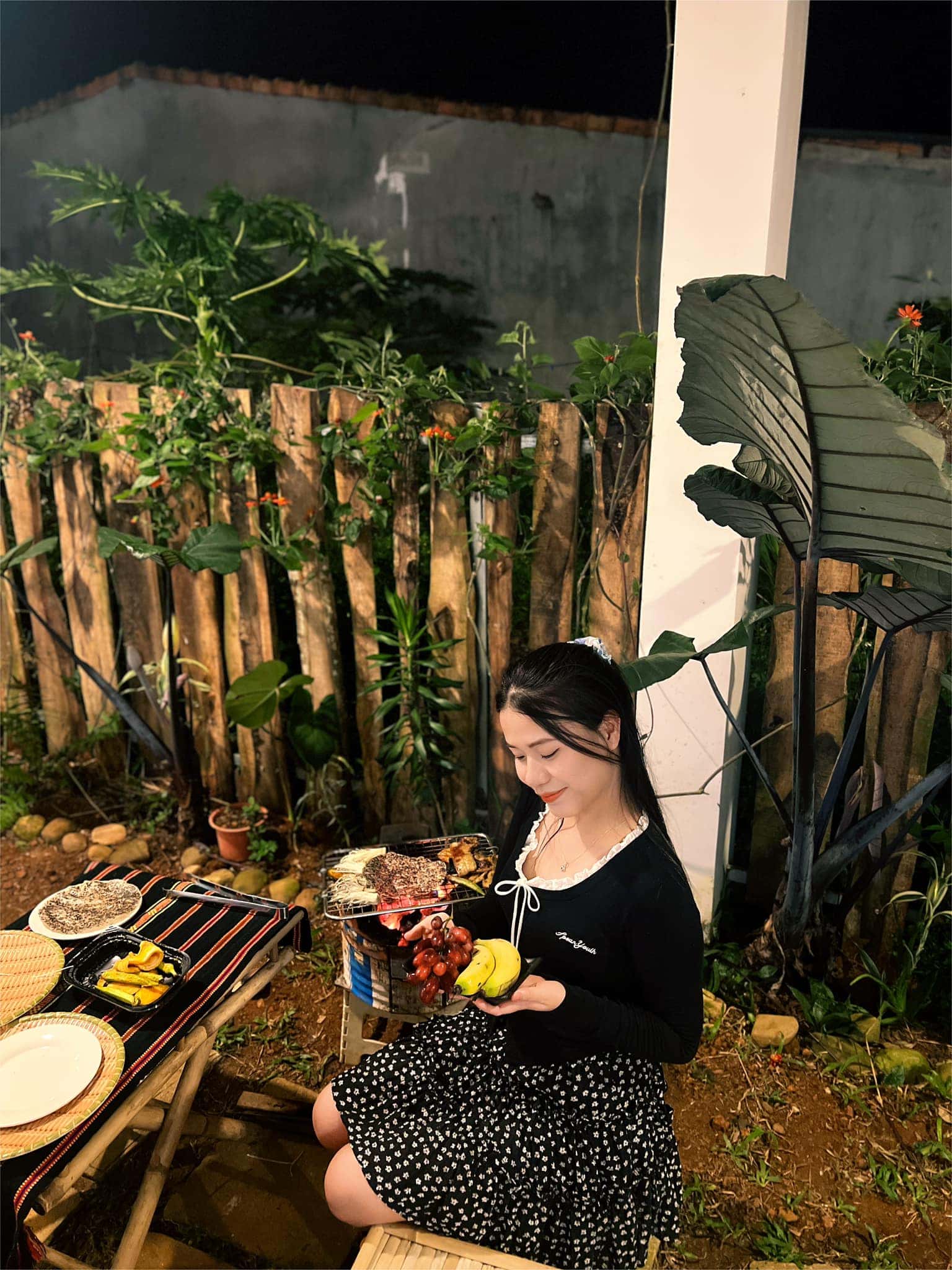 homestay mang den cô gái nướng đồ ăn và trái cây bên bếp lửa ở Người Măng Đen Homestay