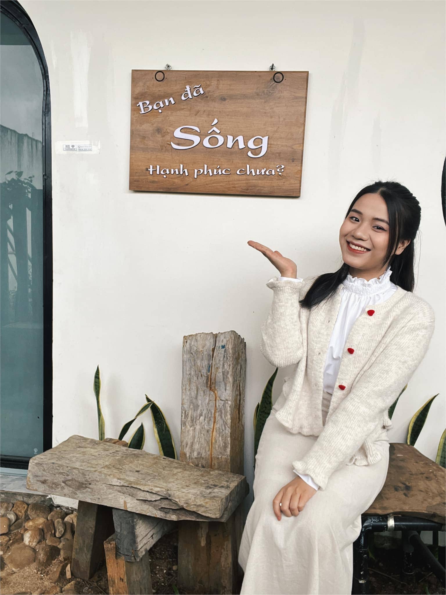homestay mang den cô gái giới thiệu bảng gỗ có dán chữ ở Người Măng Đen Homestay