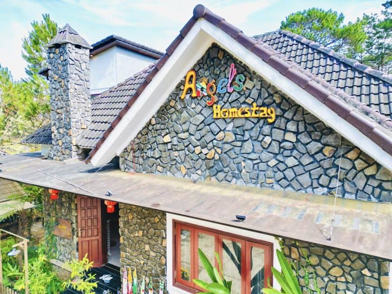 homestay mang den bảng hiệu Angels homestay
