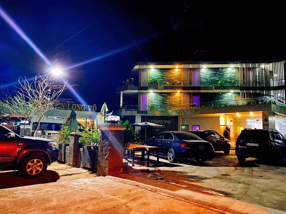 khách sạn Măng Đen bãi đỗ xe vào ban đêm ở Long Vũ Hotel