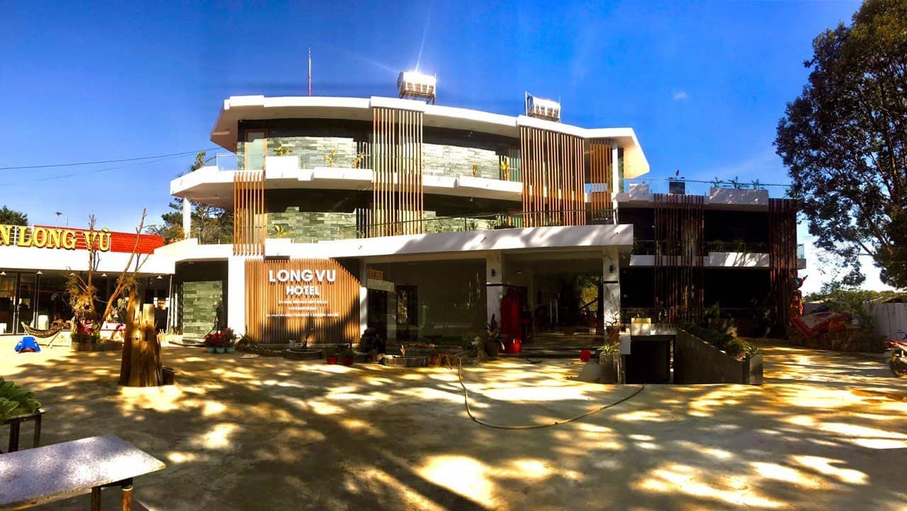 khách sạn Măng Đen bãi đậu xe trước Long Vũ Hotel