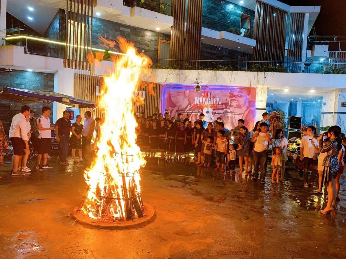 khách sạn Măng Đen lửa trại cũng khách ở Long Vũ Hotel