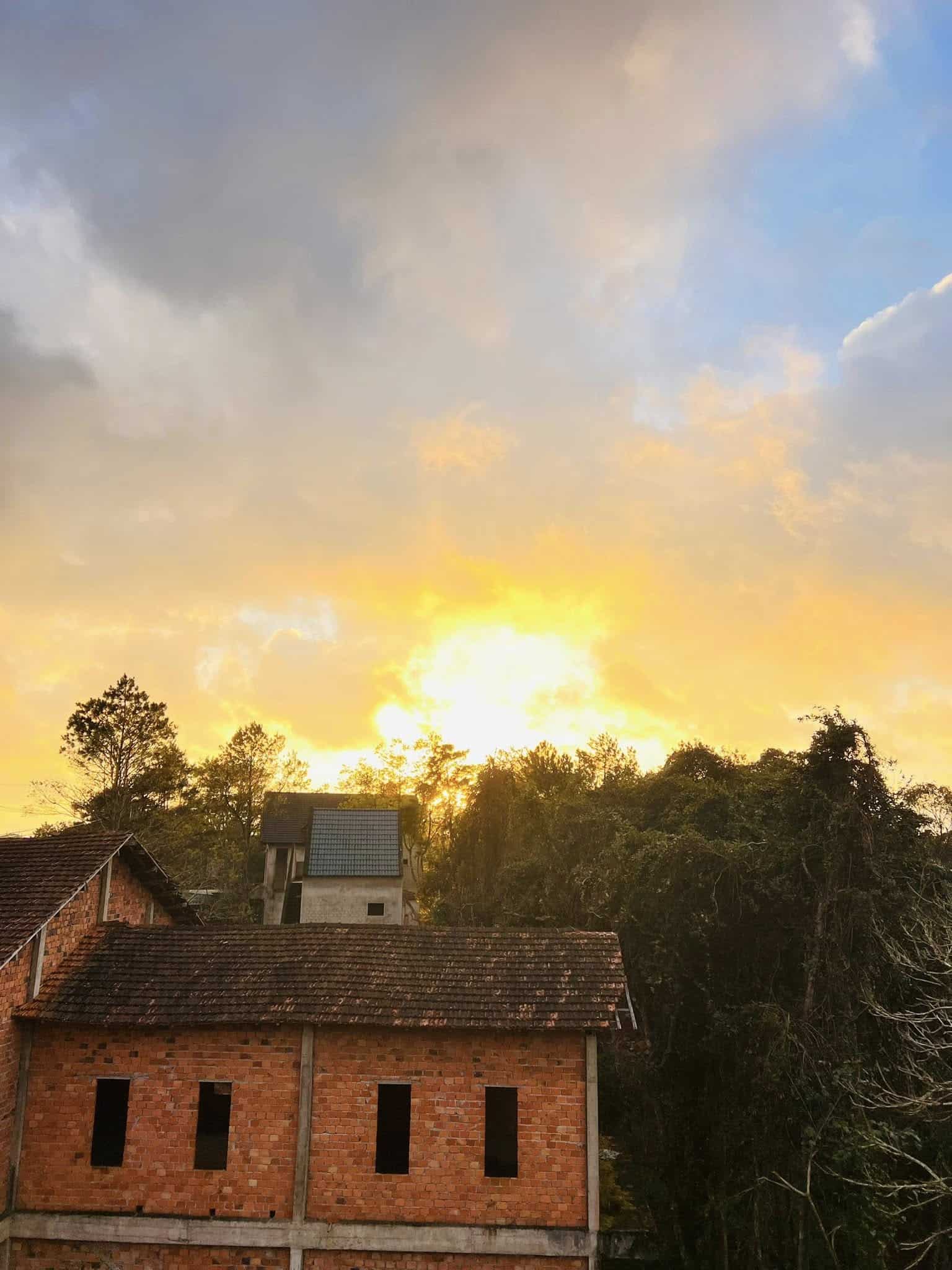 khách sạn Măng Đen góc nhìn hoàng hôn từ khách sạn Đồi Thông