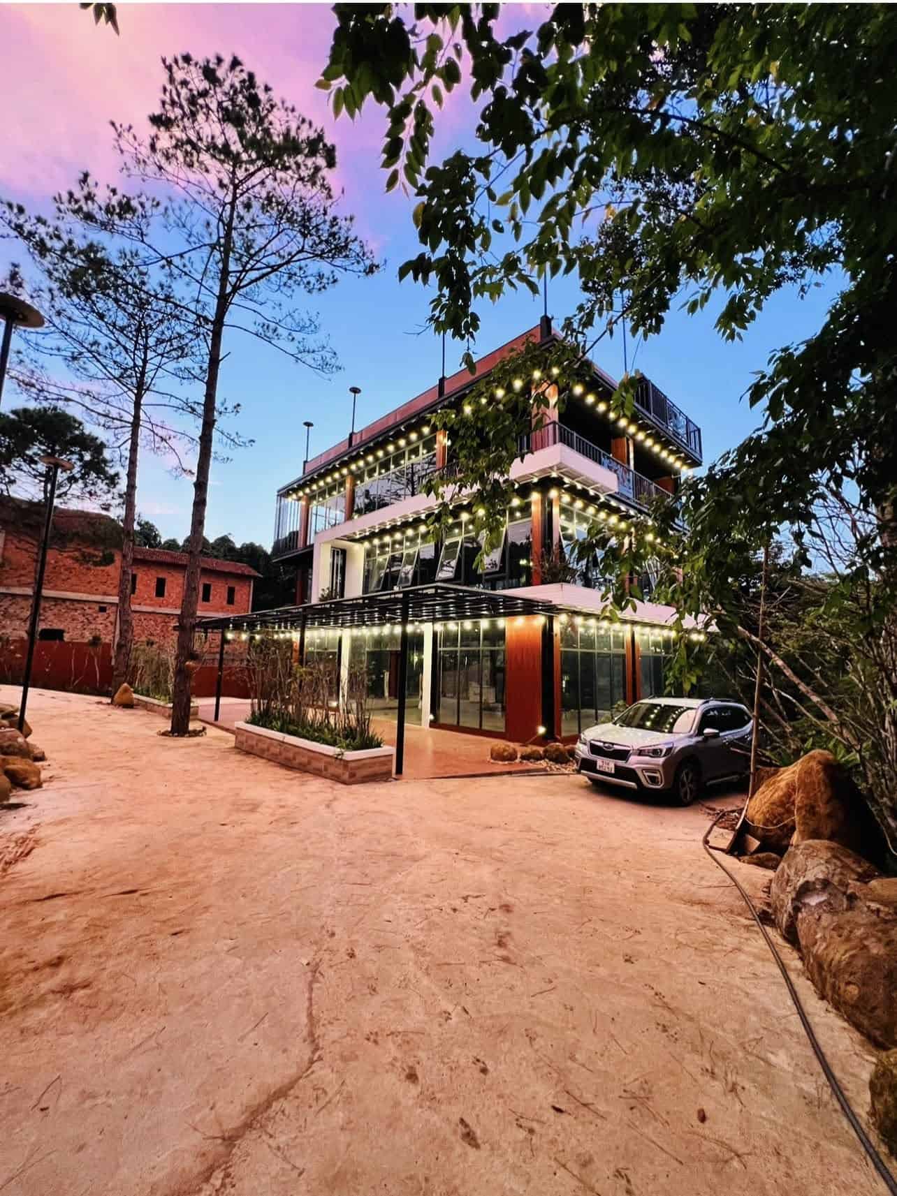 khách sạn Măng Đen bãi đỗ xe và sân trước khách sạn Đồi Thông