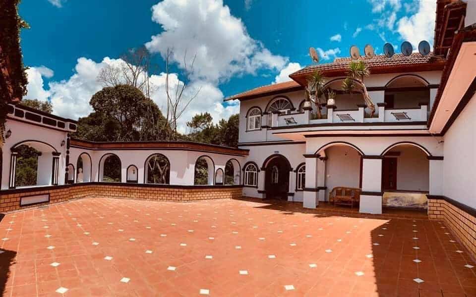 khách sạn Măng Đen sân rộng ở khách sạn Đồi Thông