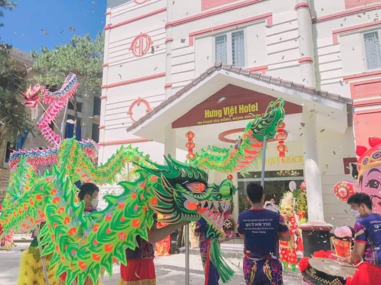 khach san mang den múa lân trước Hưng Việt Hotel
