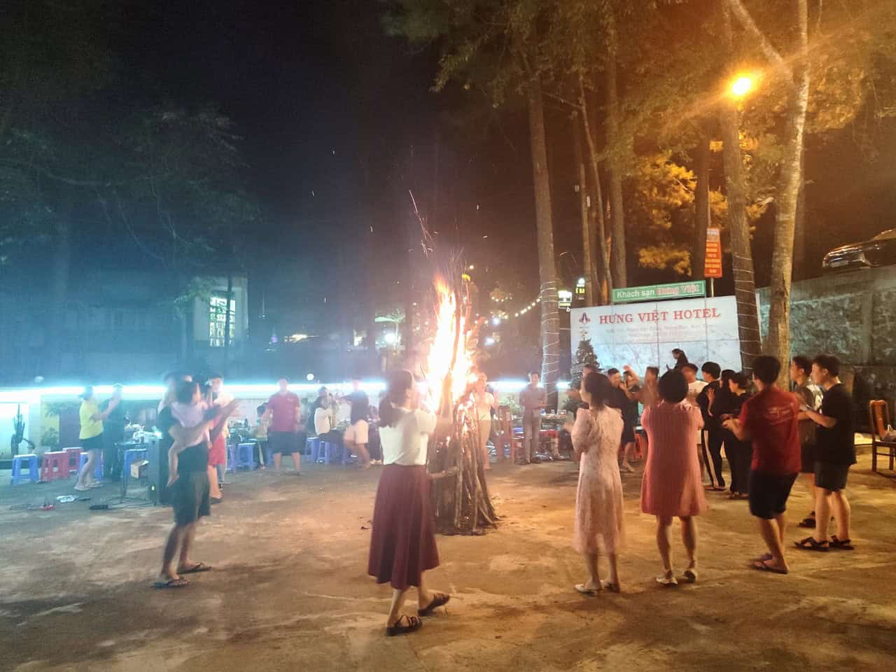 khach san mang den khách quây quần bên lửa trại ở Hưng Việt Hotel