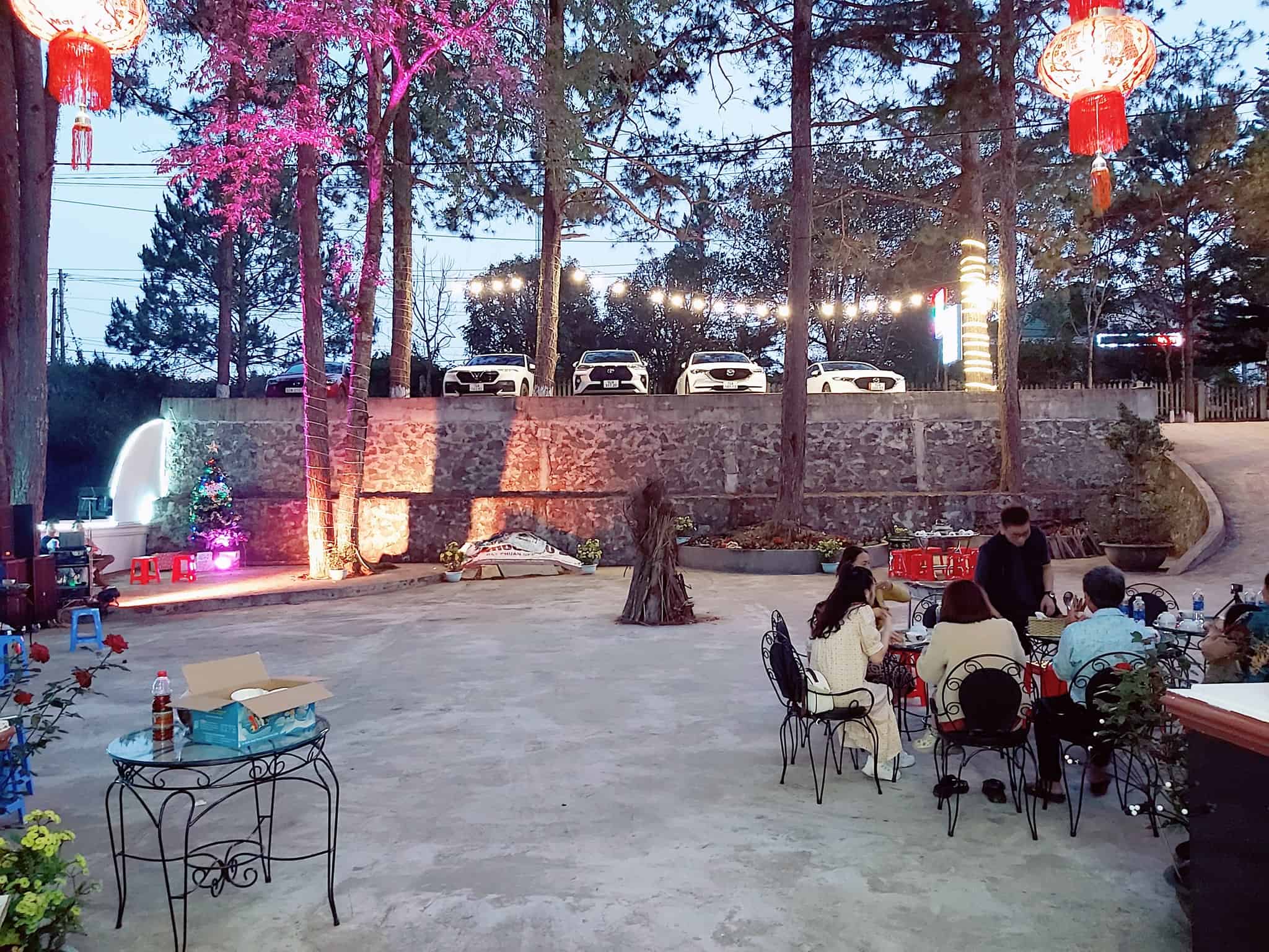 khach san mang den khách ngồi ăn uống trước bãi đỗ xe Hưng Việt Hotel