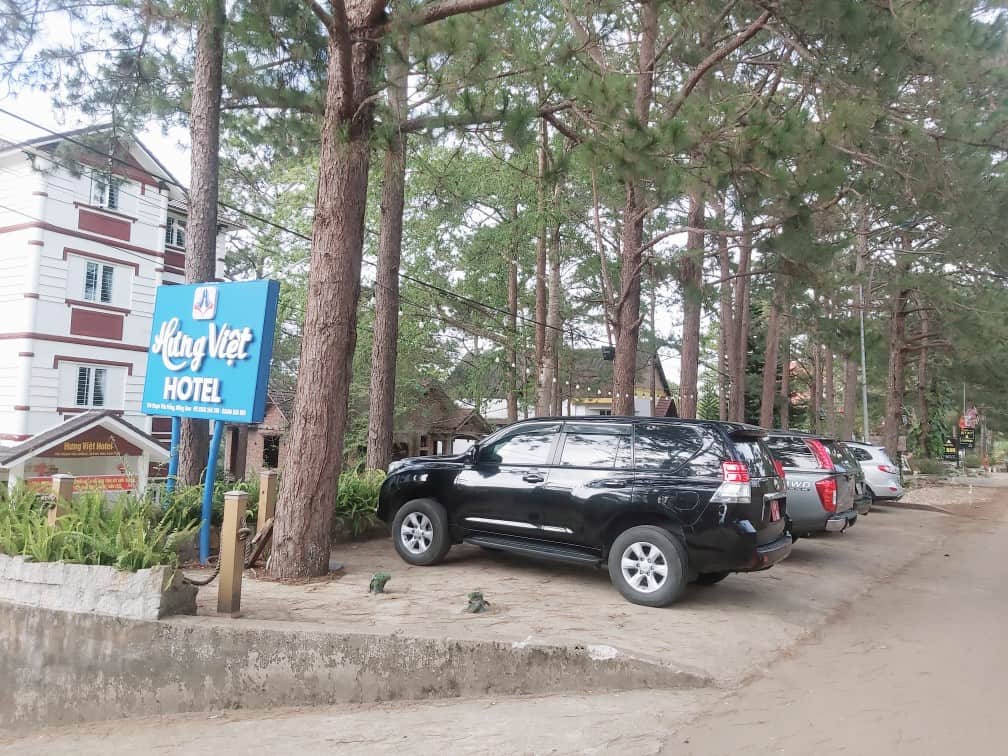 khach san mang den bãi đỗ xe Hưng Việt Hotel