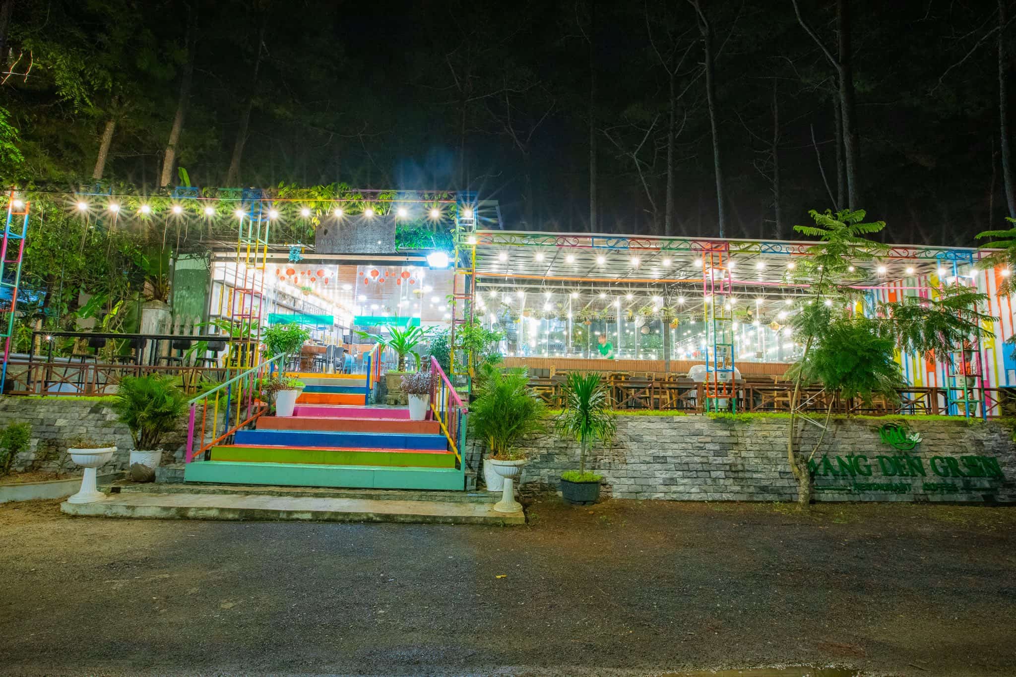 khach san mang den góc nhìn khu vực ăn uống có cầu thang nhiều màu sắc trang trí nhiều cây Măng Đen Green Hotel